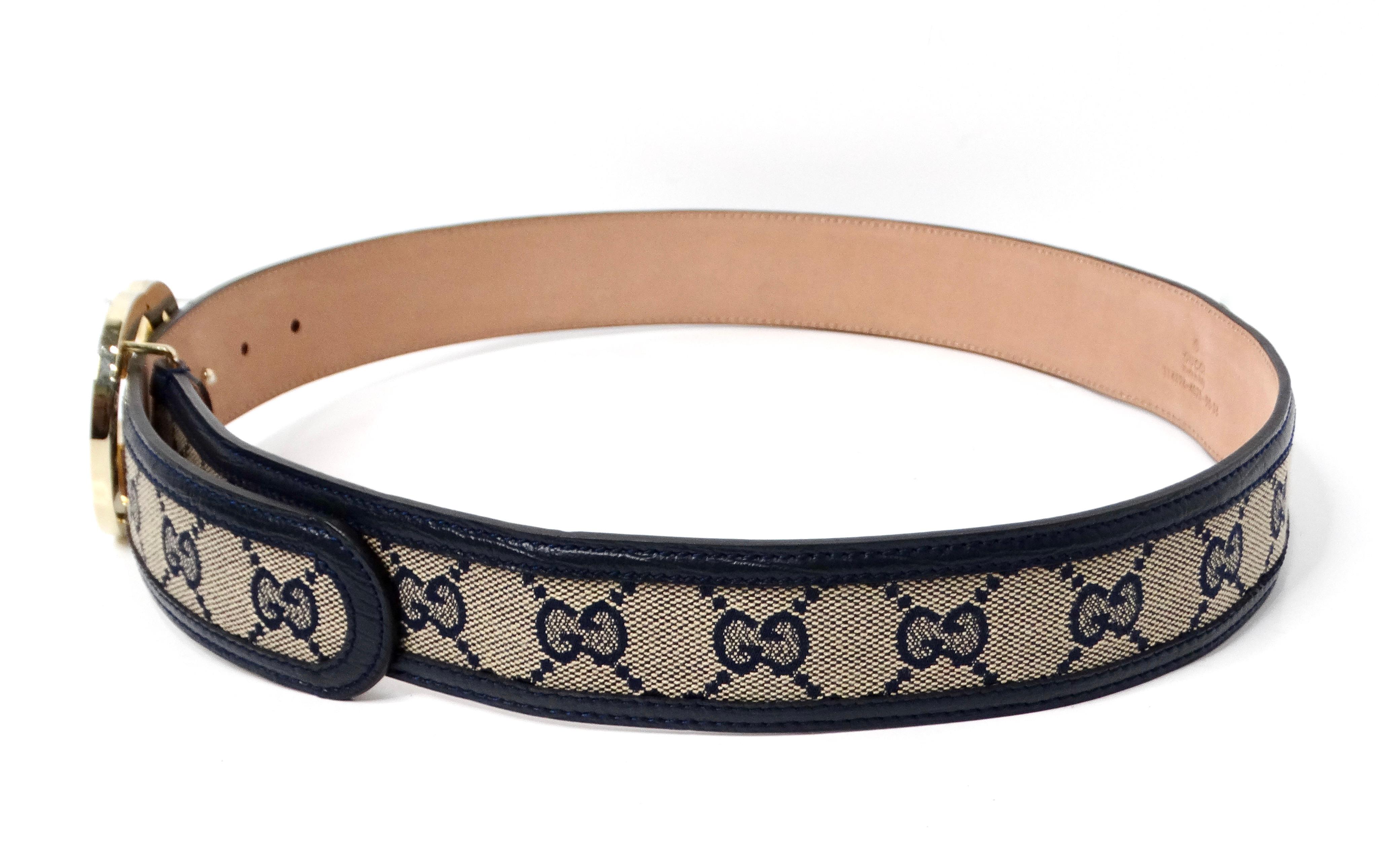 Gucci Cintura in tela e pelle con monogramma GG Supreme Navy e Beige Gold Tone In condizioni buone in vendita a Scottsdale, AZ