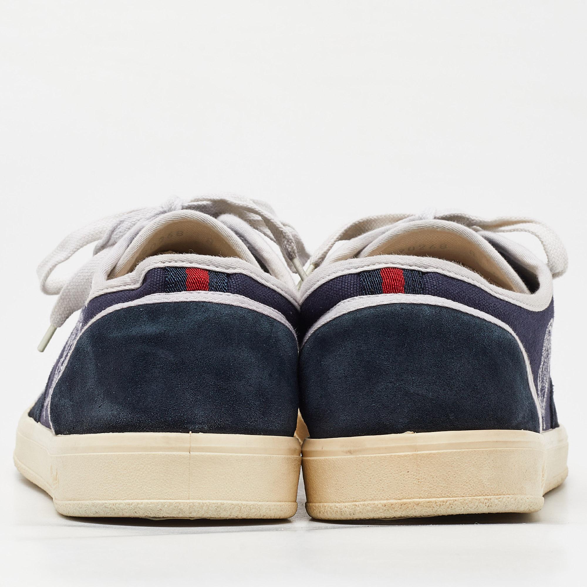 Baskets Gucci en toile et daim bleu marine caractéristique, taille 42 Pour hommes en vente