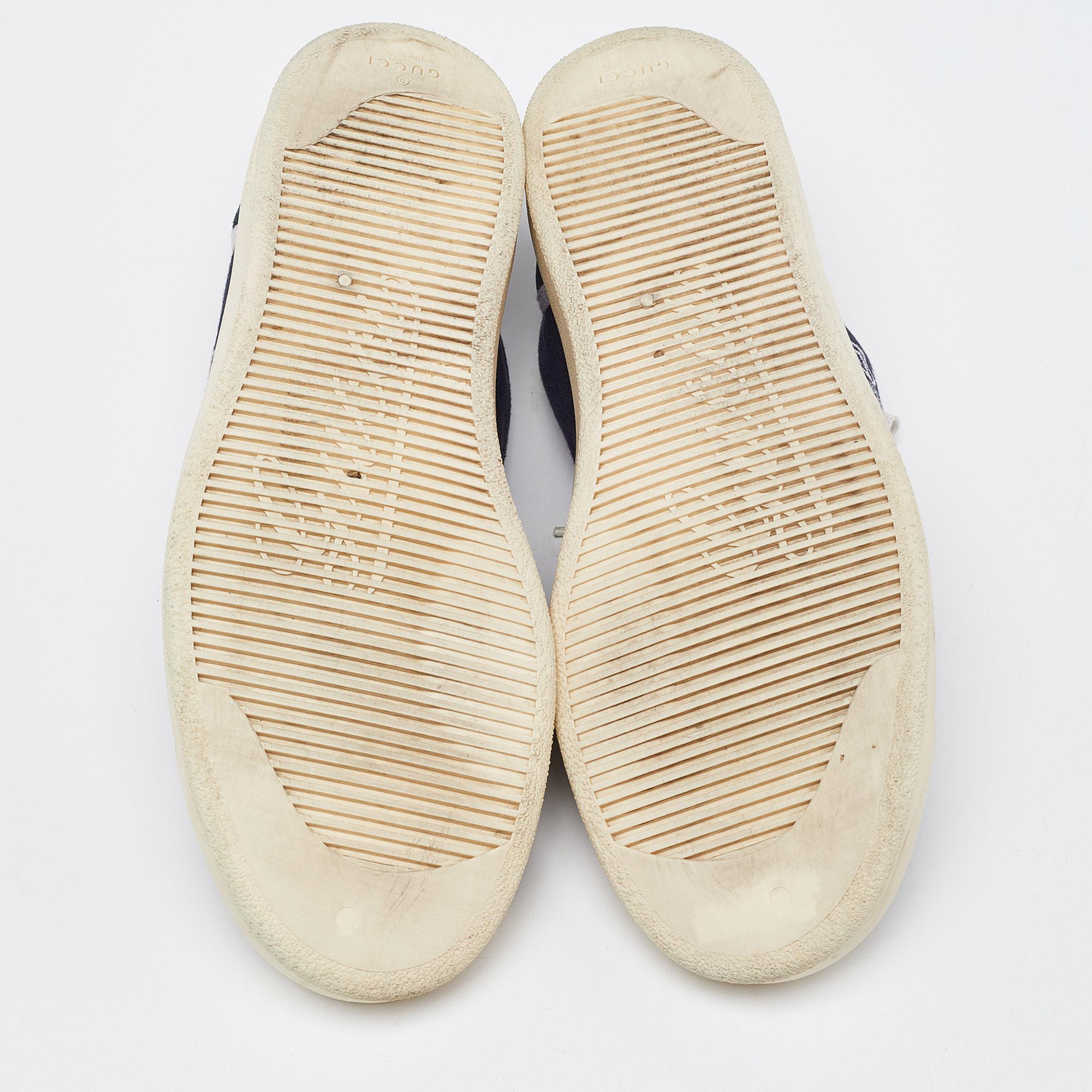 Baskets Gucci en toile et daim bleu marine caractéristique, taille 42 en vente 1