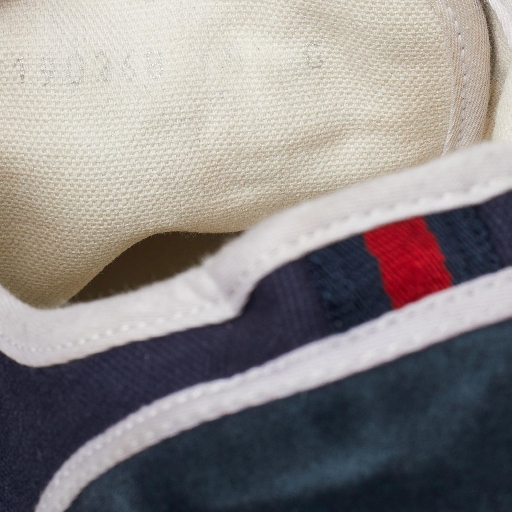 Baskets Gucci en toile et daim bleu marine caractéristique, taille 42 en vente 3