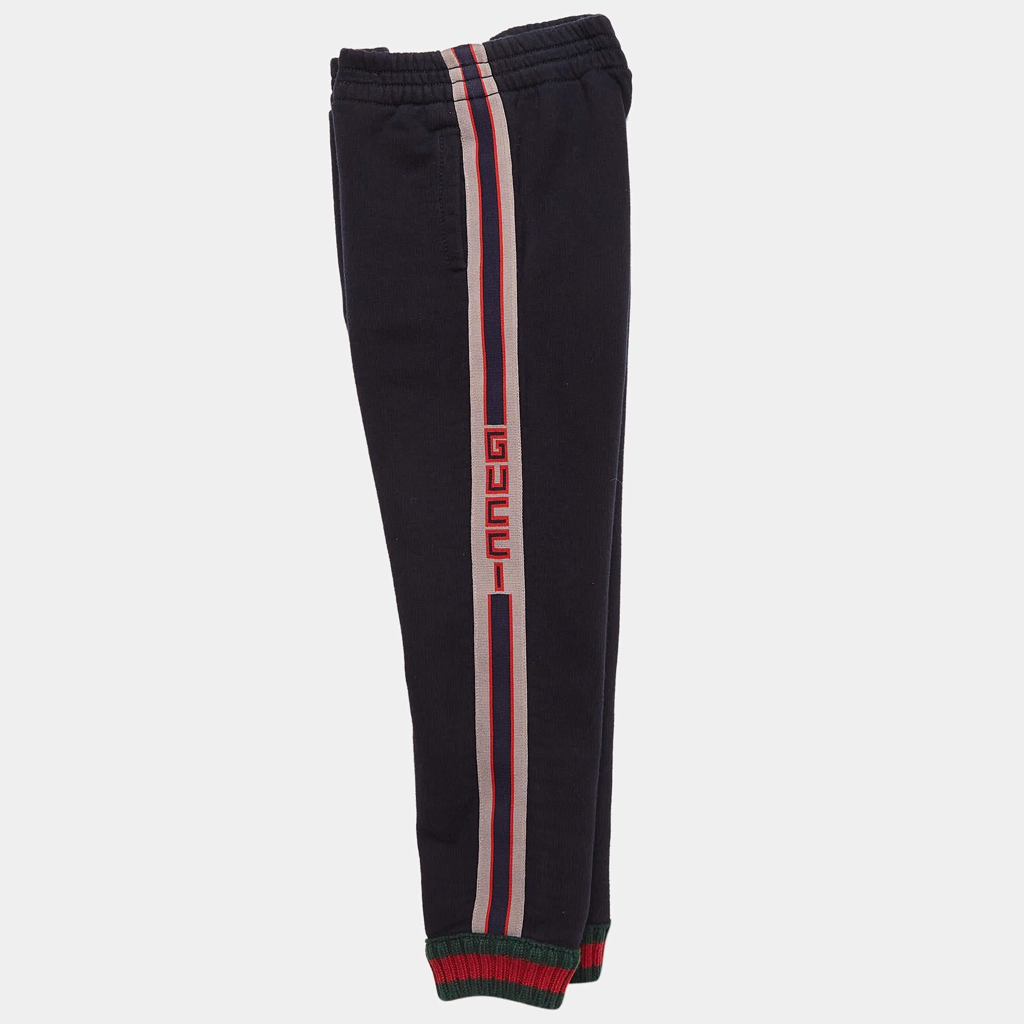 Eleva lo stile del tuo bambino con questi pantaloni della tuta di Gucci, realizzati con cura per garantire il massimo comfort. Realizzati in maglia di cotone, i pantaloni offrono una sensazione di lusso e garantiscono una lunga durata per ogni