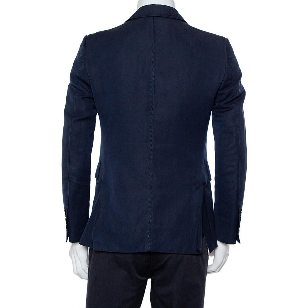 Create a statement look by wearing this contemporary blazer from Gucci. This comfortable and stylish navy blue blazer is designed from cotton and linen and features a smart silhouette with notched lapels, button fastenings, long sleeves, and