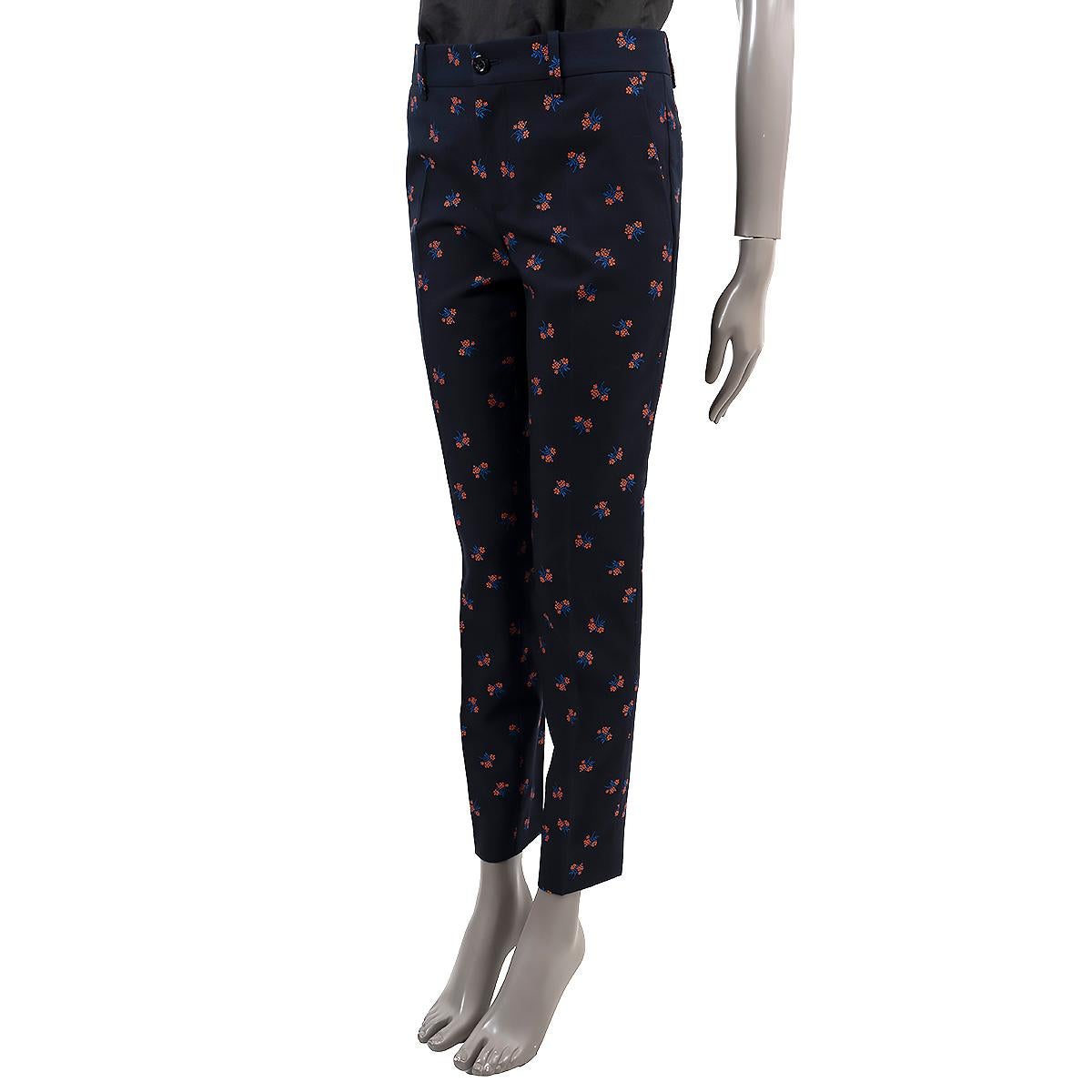 100% authentische Gucci Marguerite Fil Coupé Hose mit Blumenmuster aus navyblauer Baumwolle (67%) und Wolle (33%). Mit Gürtelschlaufen und zwei Einschubtaschen an den Seiten und zwei Einschubtaschen auf der Rückseite. Zu öffnen mit einem Knopf und