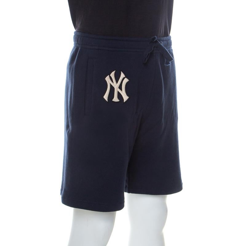These trendy shorts from Gucci are made of 100% cotton and feature the Yankees NY logo print at the front. They come equipped with an elasticised waistline with a drawstring fastening and two external pockets. Pair them with a simple t-shirt and