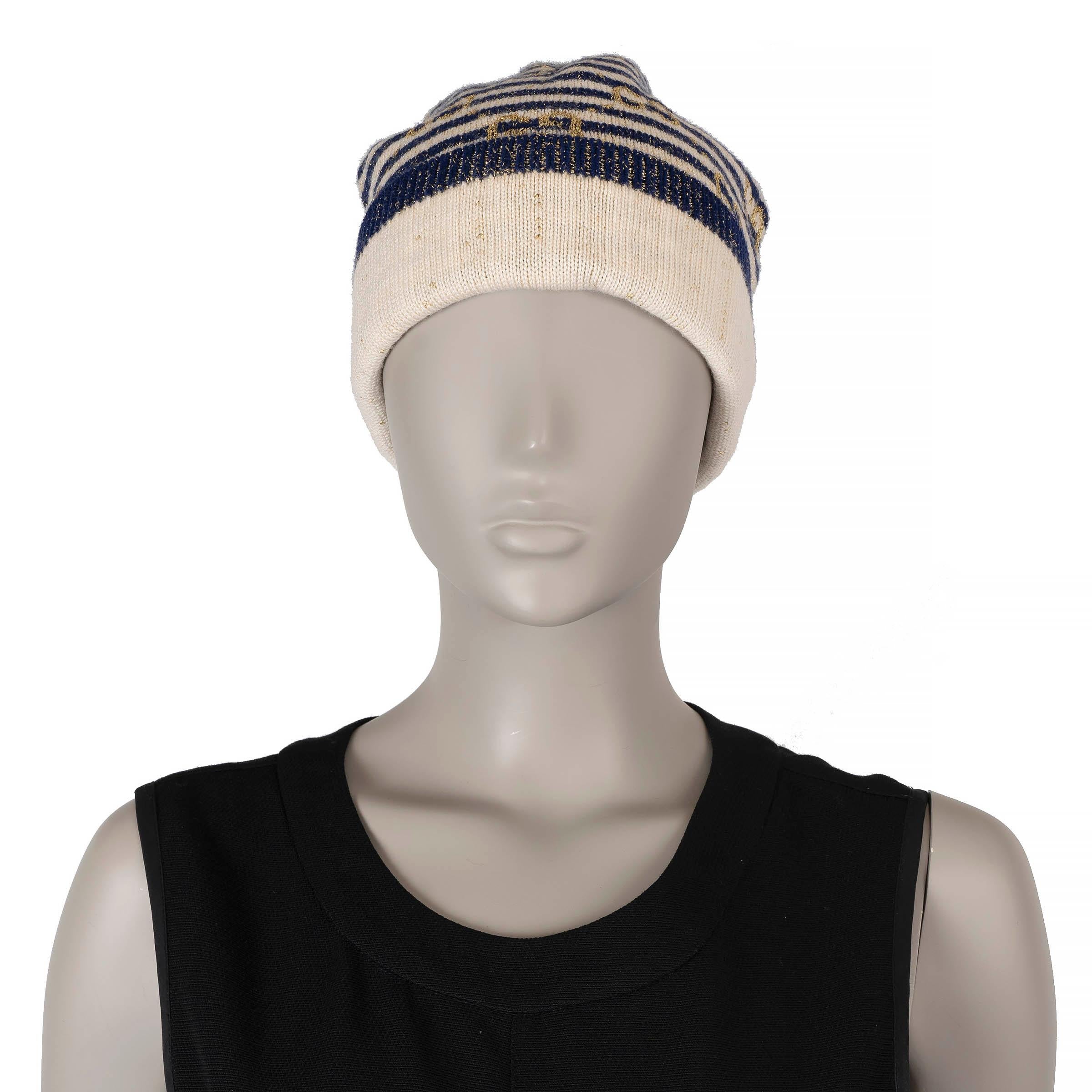 Questo berretto in maglia 100% autentico di Gucci è realizzato in una miscela di lana a righe blu e crema (88%), viscosa (8%) e fibra metallizzata (4%). Presenta un logo GG in lamé oro e un bordo a costine che aggiungono un tocco di lusso a questo