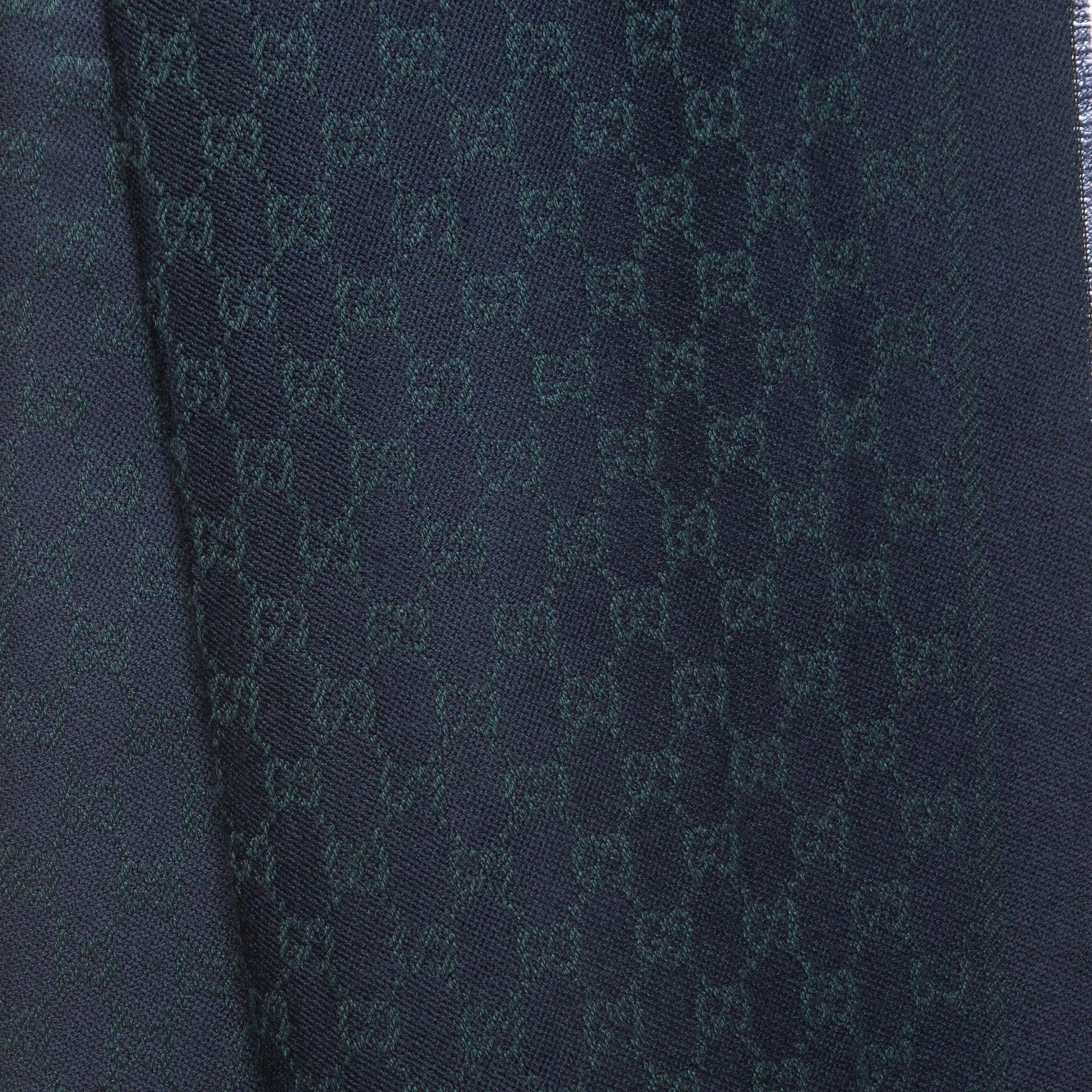 Gucci Navy Blue GG Jacquard Wool Fringed Scarf In Good Condition In Dubai, Al Qouz 2