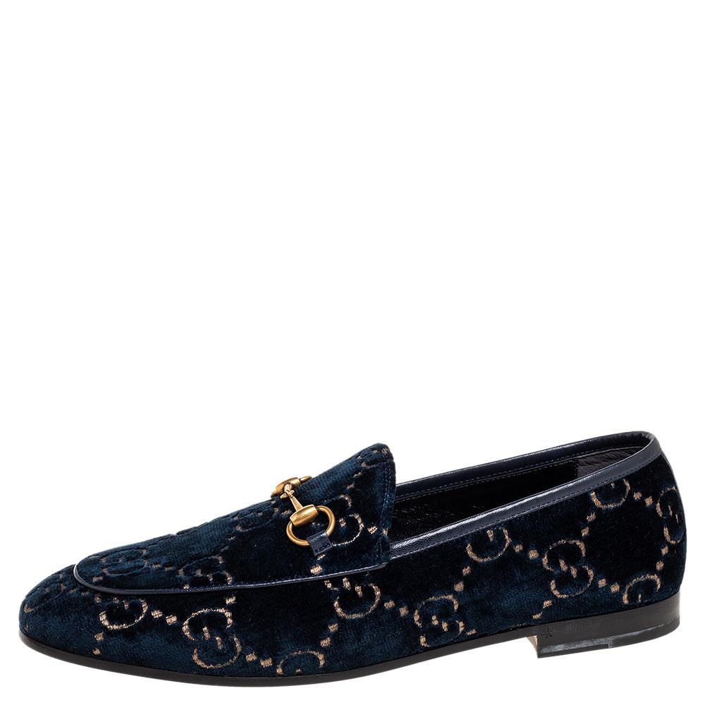 Exquisite and well-crafted, these Gucci men's loafers are worth owning. They have been crafted from plush GG velvet & leather and they come flaunting a navy blue shade with Horsebit detail on the uppers. The loafers are ideal to wear all