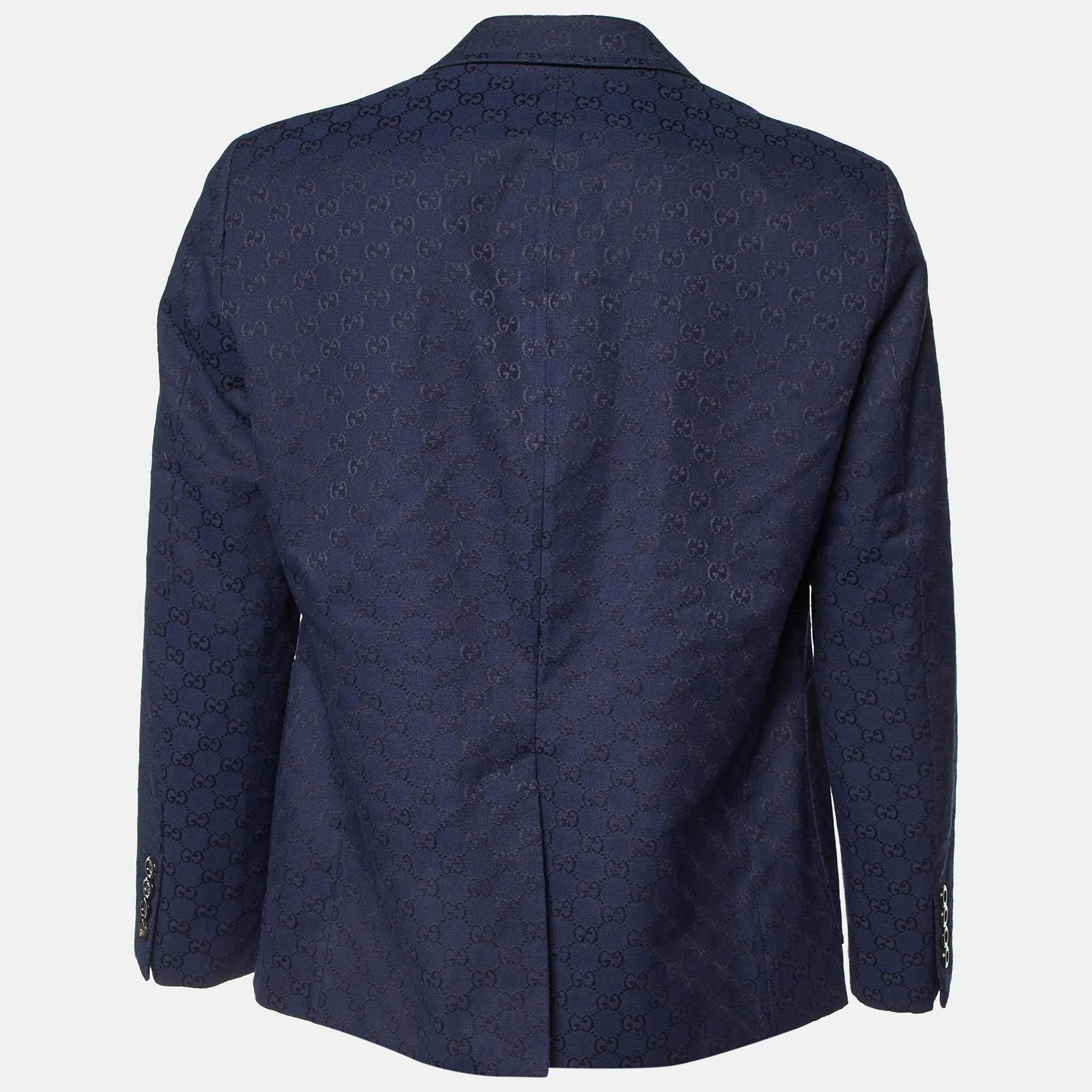 This blazer brings you both class and luxury as you wear it. It is highlighted with long sleeves and classic details  thus granting a polished  formal finish.