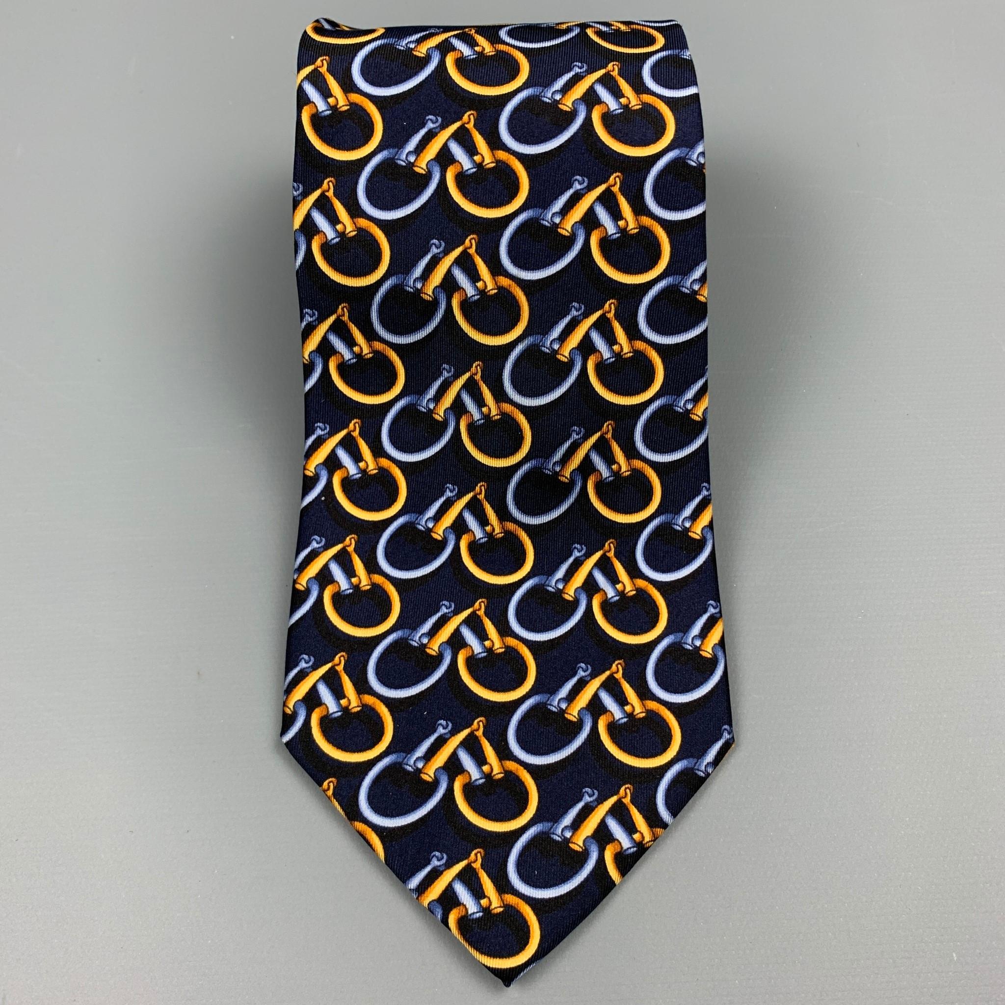 GUCCI neck tie comes in a navy & gold equestrian silk. Made in Italy.

Very Good Pre-Owned Condition.

Measurements:

Width: 3.5 in. 