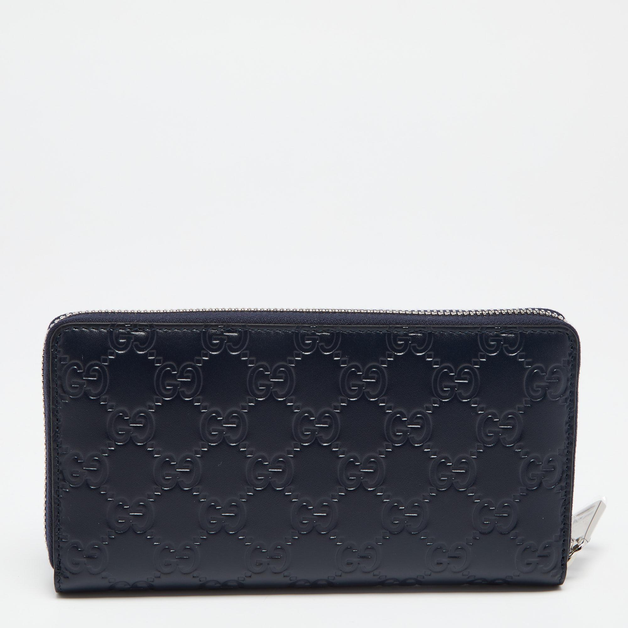 Lend your outfit the signature aesthetics of Gucci by carrying this wallet. Created from Guccissima leather, it features a zip-around closure, a brand signature on the front, and silver-tone hardware. The nylon and leather interior is divided into