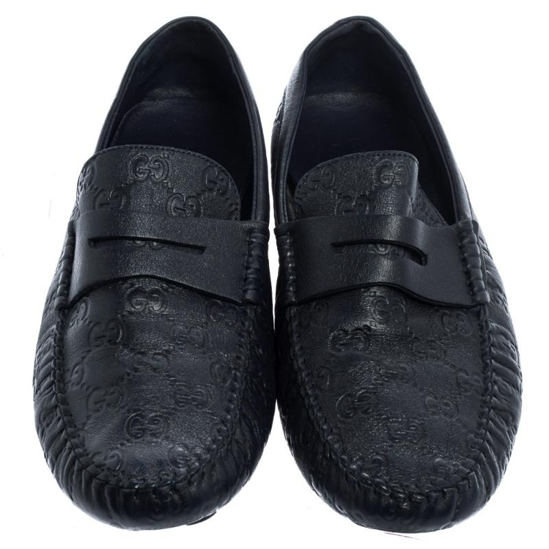These Gucci loafers are well-made, versatile, and so smart! They are rendered in Guccissima leather in a navy blue shade, detailed with penny straps, and lined with leather to provide comfort to your feet. They are easy to slip on and they are
