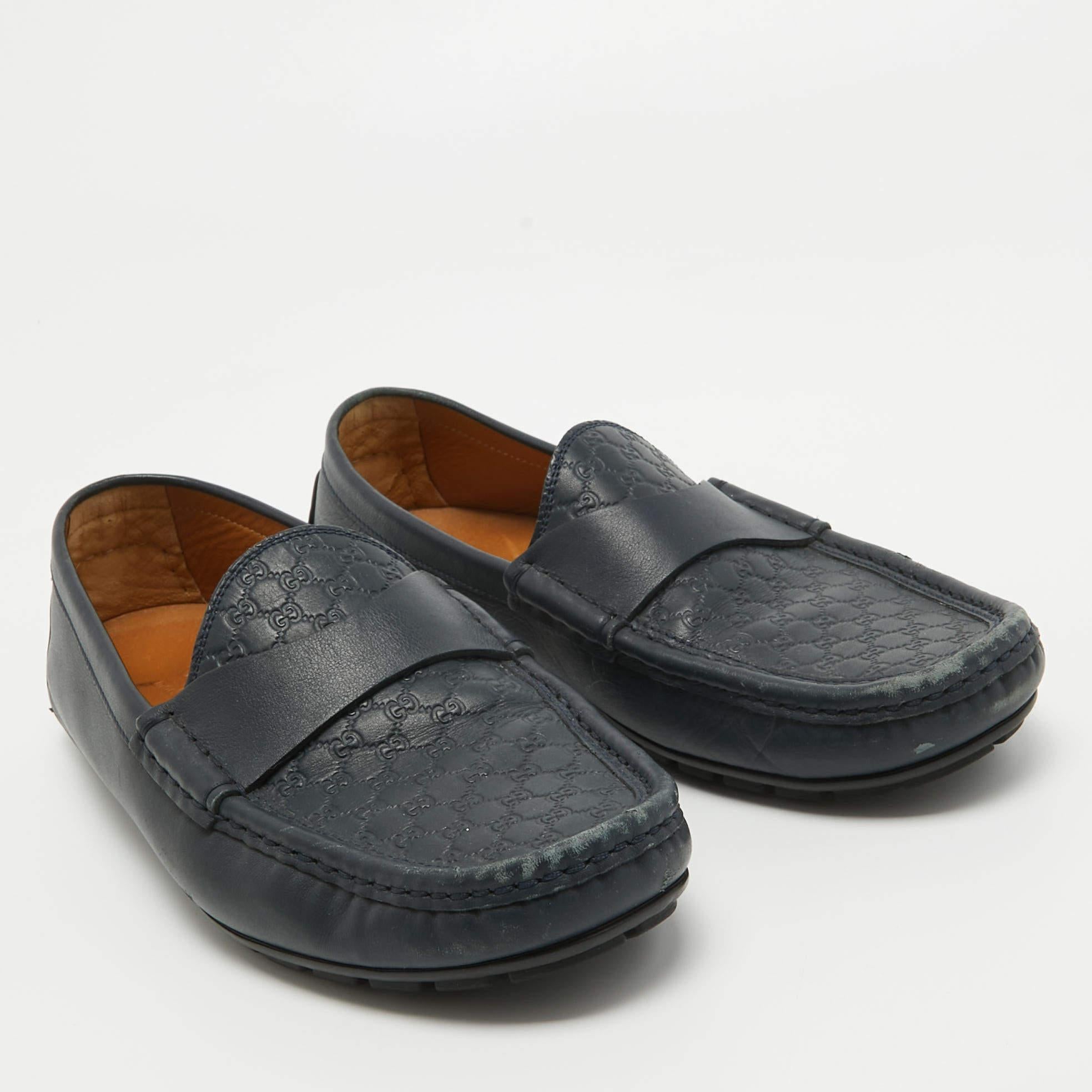 Gucci Marineblau Guccissima Leder Slip On Loafers Größe 40,5 im Zustand „Gut“ im Angebot in Dubai, Al Qouz 2