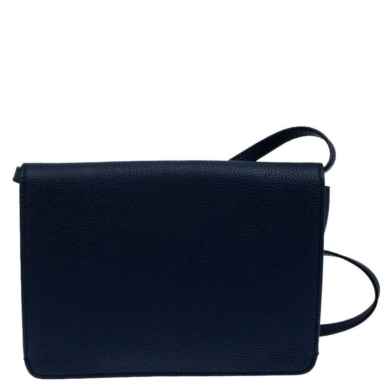 A handbag should not only be good looking but also durable, just like this Jackie bag from Gucci. Crafted from navy blue leather this gorgeous bag has the signature piston closure that opens up to a spacious interior. Complete with a shoulder strap,