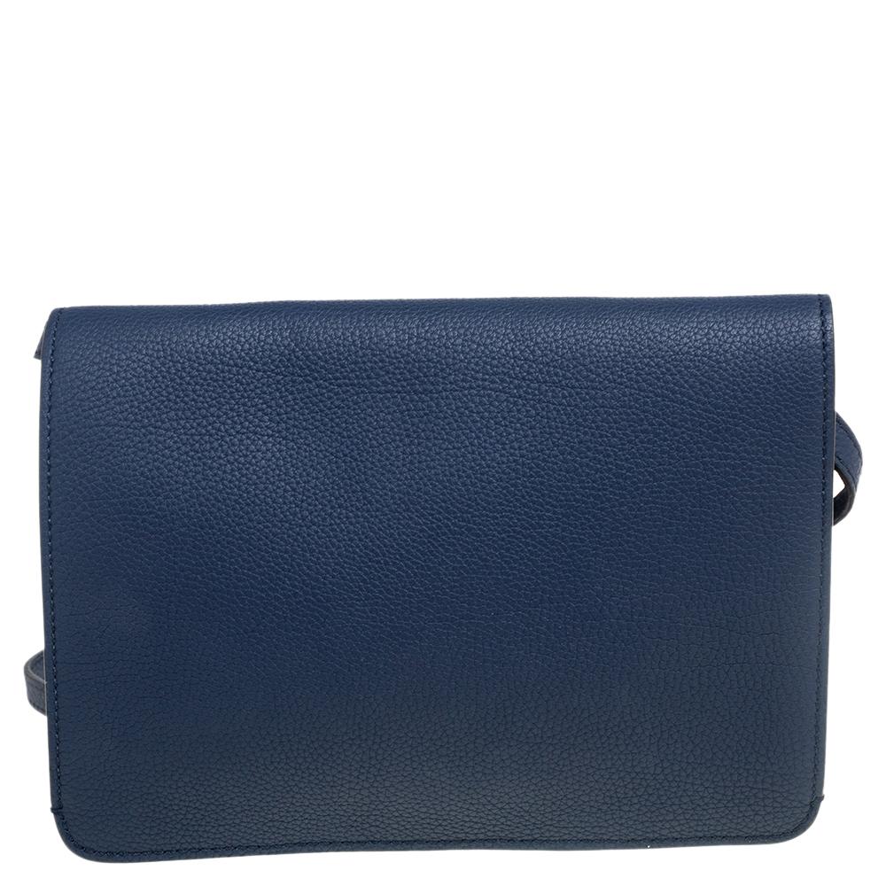 The house of Gucci has exclusively crafted this elegant crossbody bag just for you. Look stunning as you carry this navy blue-hued Jackie bag that is perfect for all your daily needs. Designed to ensure the utmost durability, this leather bag can