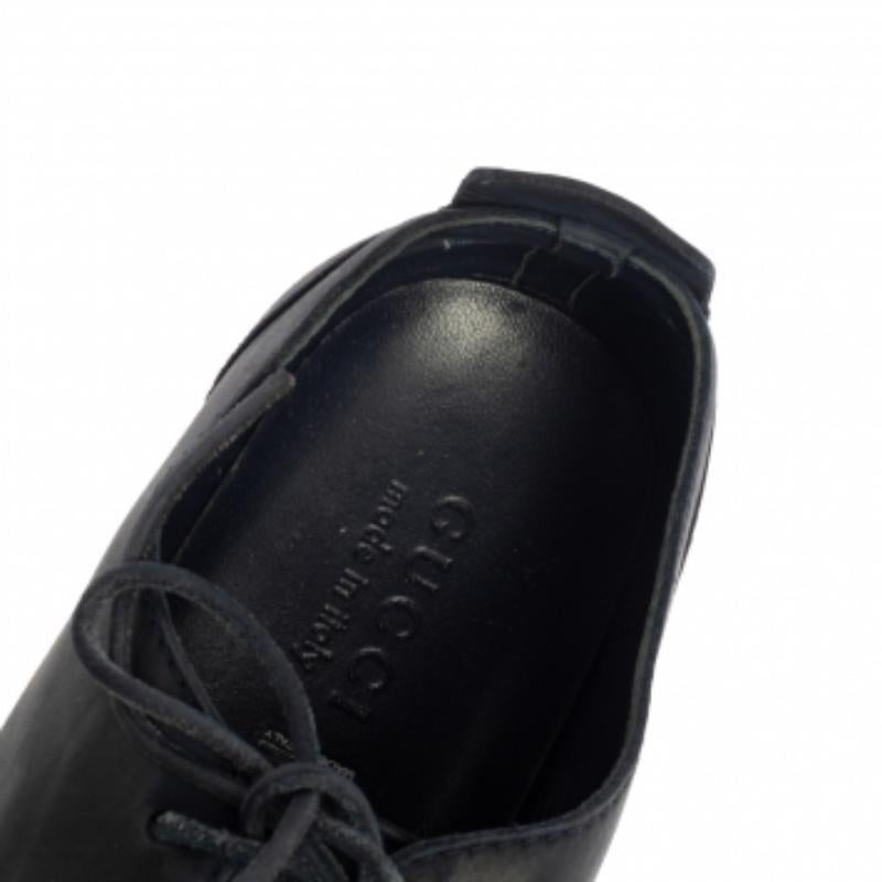 Add the right dose of ease to your regular style with this beautiful pair of Gucci low-top sneakers. Covered in leather, these navy blue sneakers feature a lace-up front, round toes, rubber soles, and leather lining on the insoles.