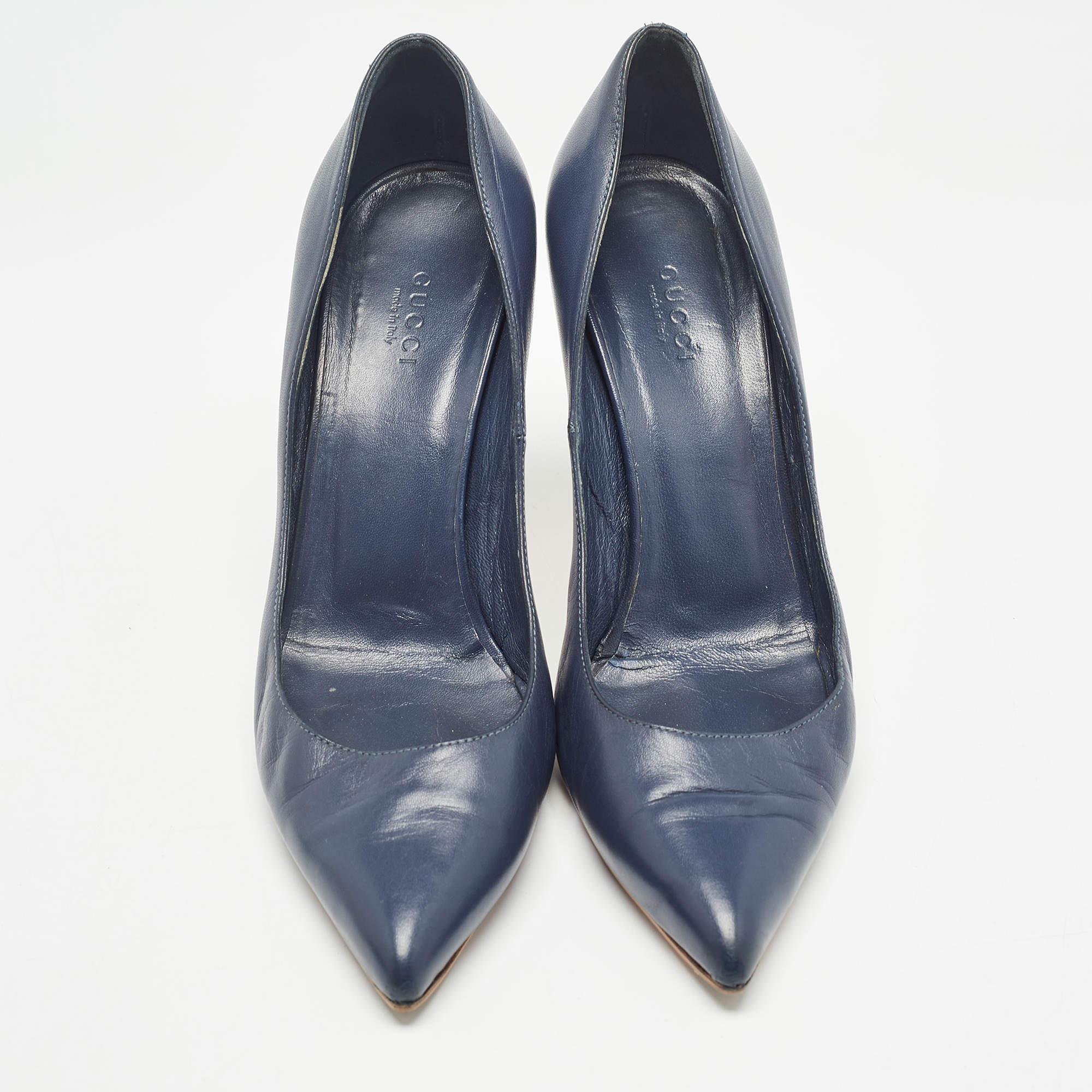 Gris Gucci escarpins à bout pointu en cuir bleu marine, taille 38,5 en vente