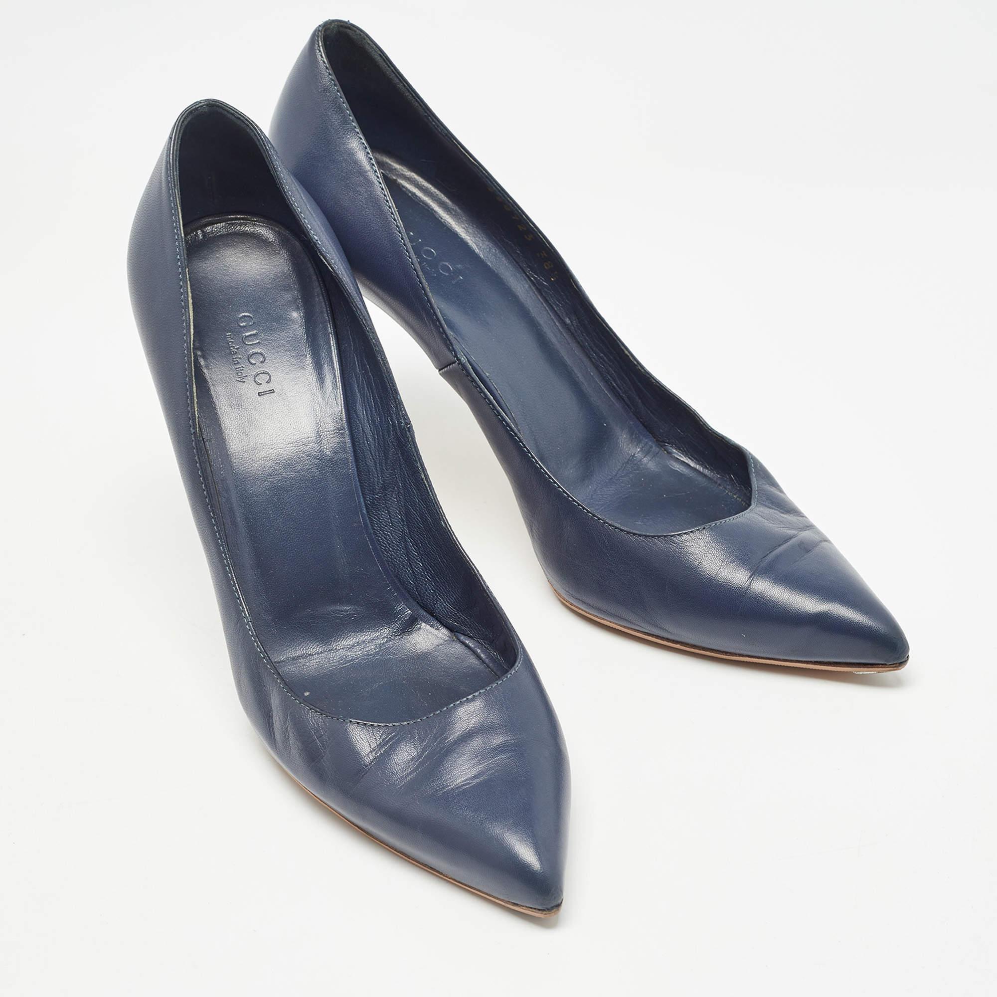 Gucci escarpins à bout pointu en cuir bleu marine, taille 38,5 État moyen - En vente à Dubai, Al Qouz 2