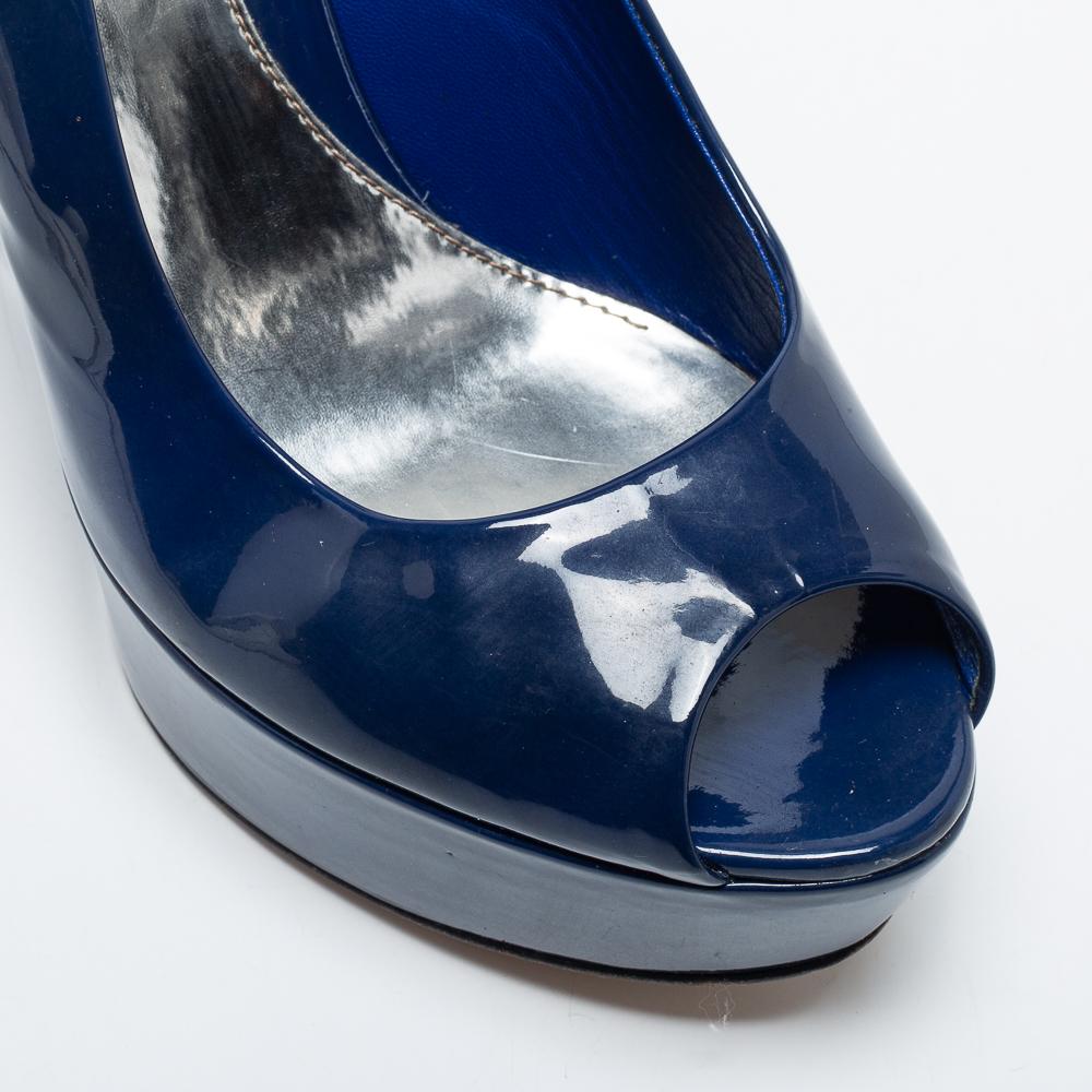 Gucci Navy Blue Patent Leather Peep-Toe Slingback Wedge Sandals Size 39 In Good Condition In Dubai, Al Qouz 2