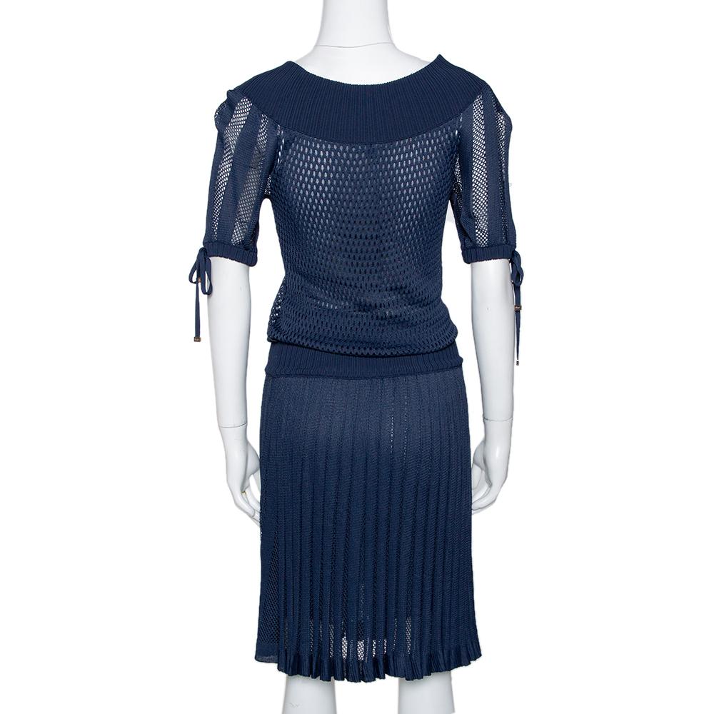 This lovely midi dress by Gucci will make sure you are the talk of the town on your next day-out with your friends. Crafted from quality knit, it has a perforated knit exterior that carries a shade of navy blue. It has a wide neck, short sleeves,