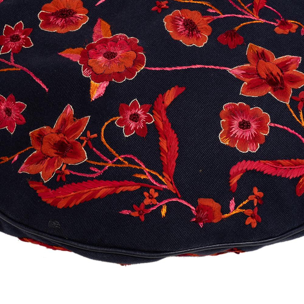 Gucci Navy Blue/Red Floral Embroidered Canvas And Leather Wave Hobo In Good Condition In Dubai, Al Qouz 2