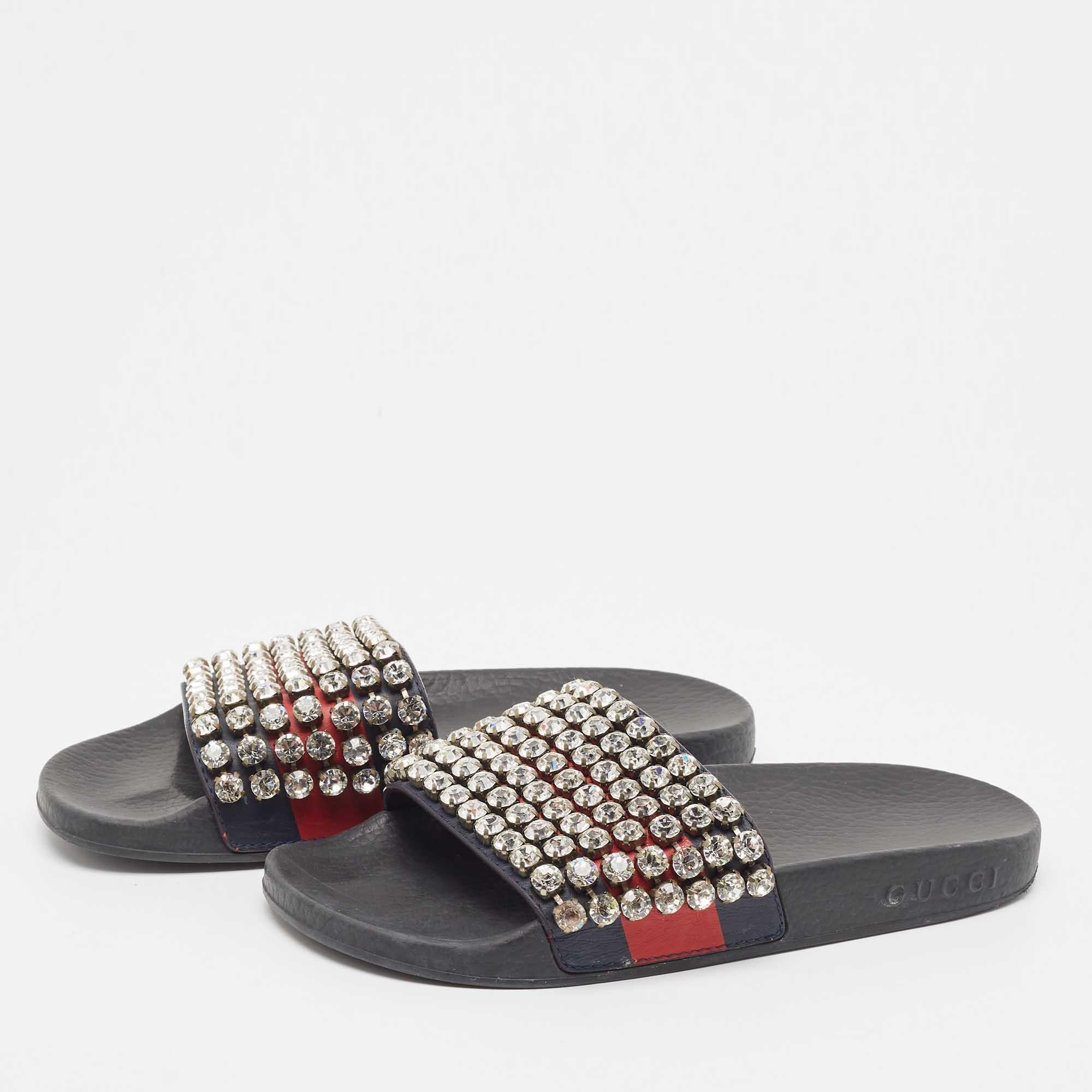 Estas chanclas embellecidas de Gucci han sido diseñadas para elevar tu estilo. Están fabricados en piel y llevan cristales en la parte superior.