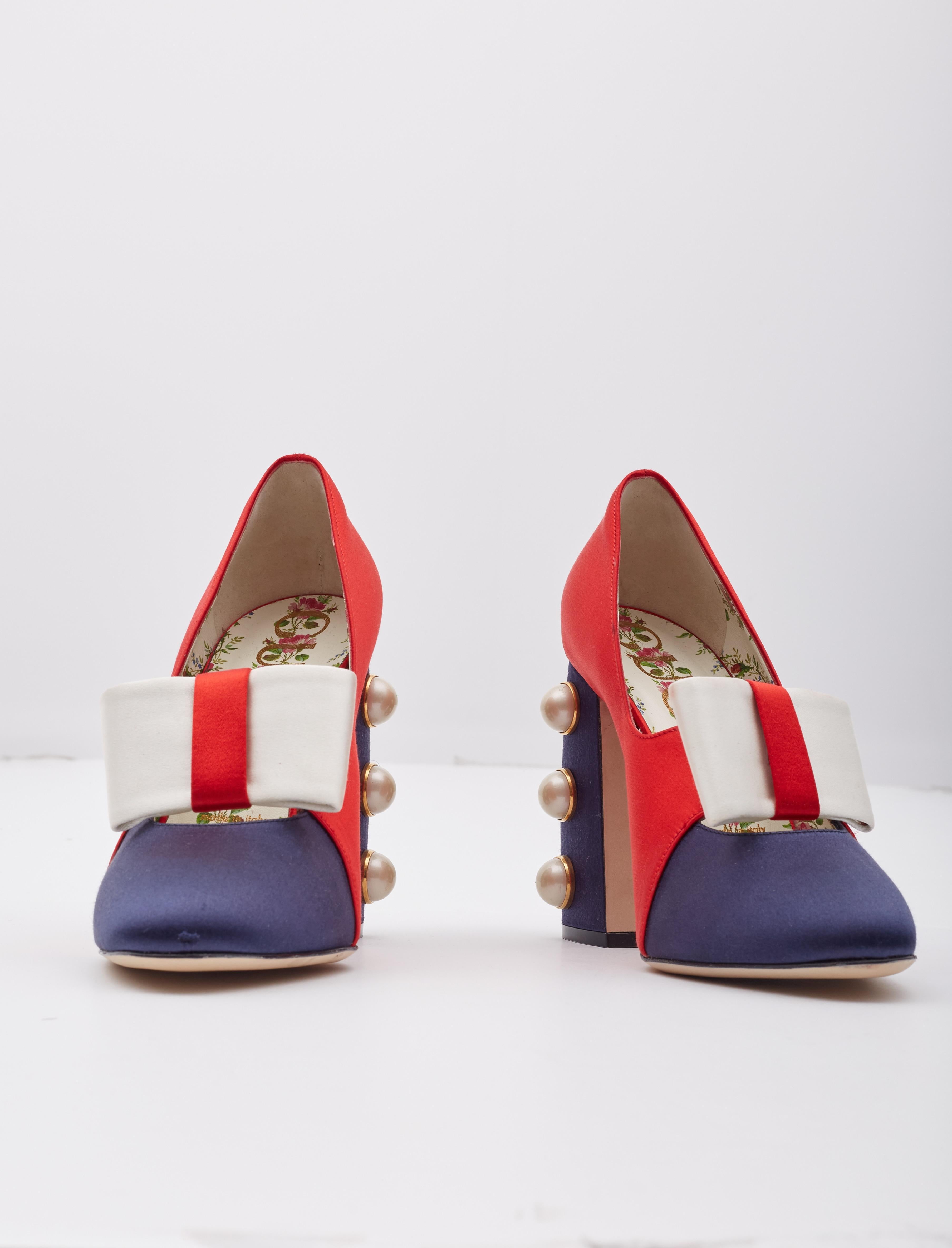 Gucci Navy Blue Satin Pearl Studded Luna Bow Pumps (EU 39.5) In Excellent Condition In Montreal, Quebec