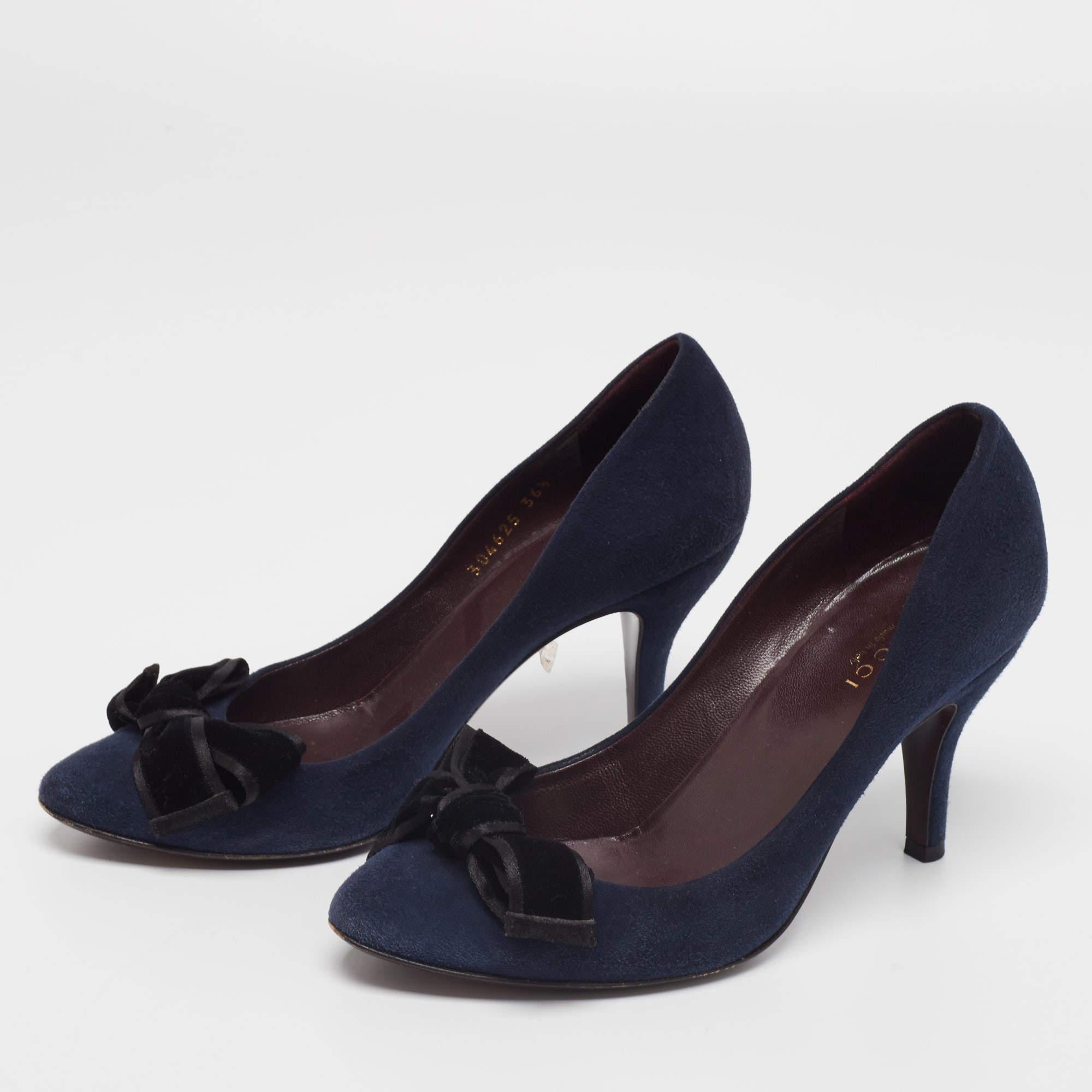The cute bow design on the vamps adds to the overall appearance of this pair of pumps from Gucci. Constructed from suede, it flaunts 9cm heels, well-crafted cuts, and leather insoles.