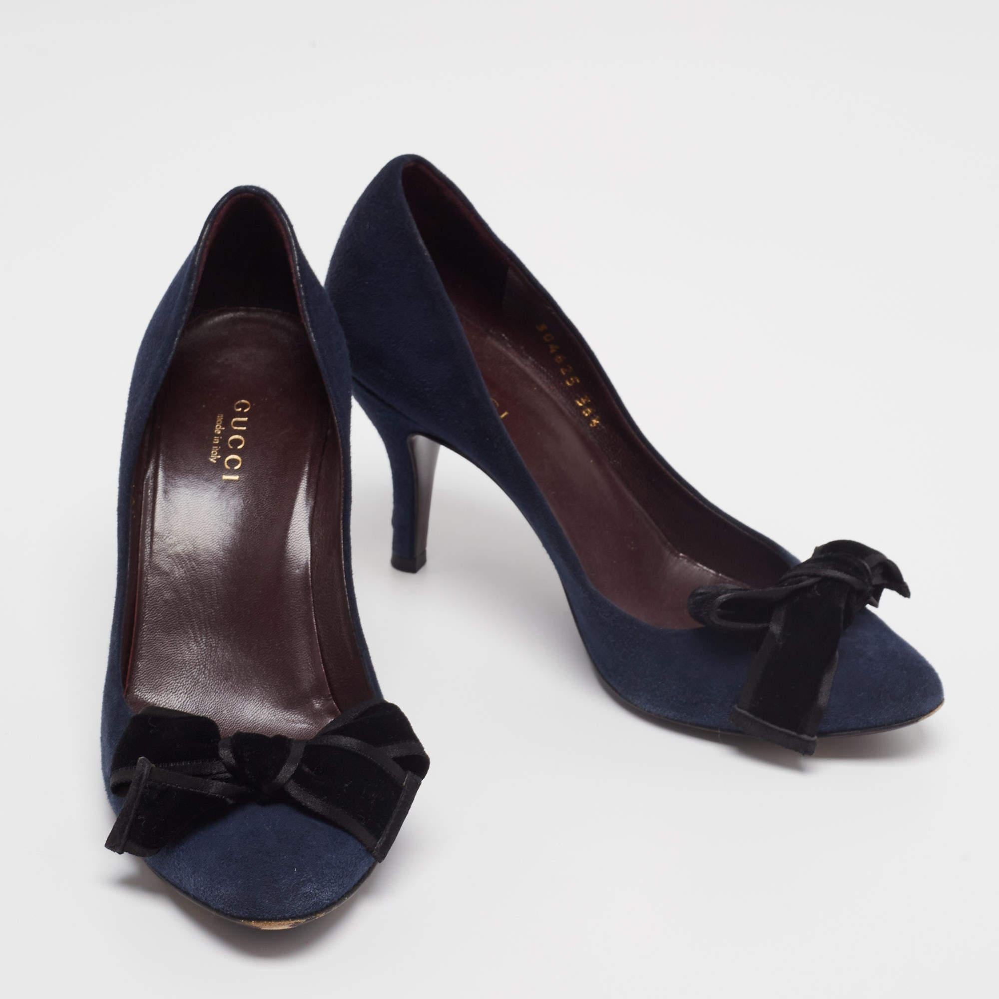 Gucci Navy Blue Suede Bow Round Toe Pumps Size 36.5 In Fair Condition In Dubai, Al Qouz 2