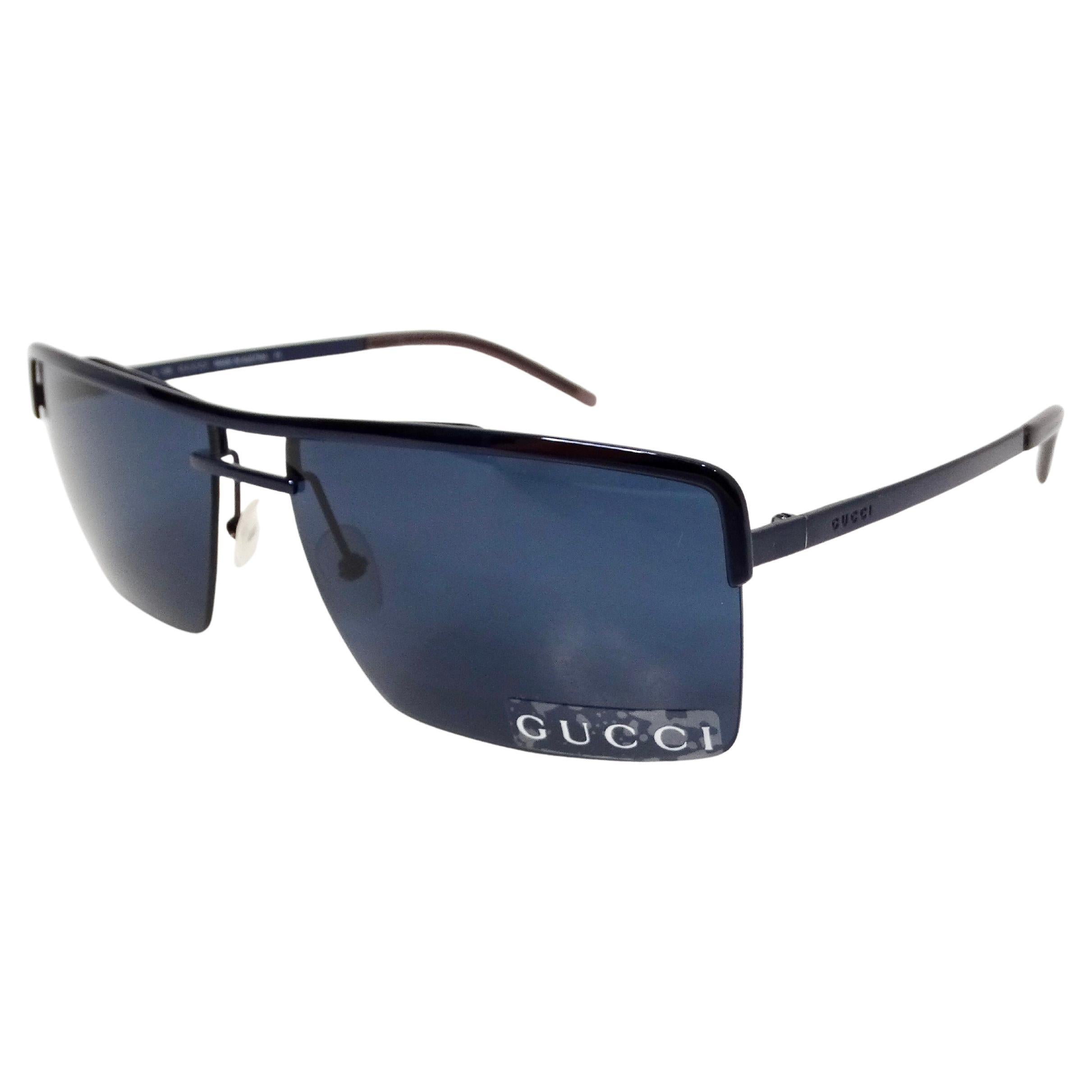 Les lunettes de soleil Gucci Navy Blue Tinted Rectangular Metal Frame, circa Y2K, incarnent la fusion du flair vintage et de la sophistication contemporaine. Conçues avec une monture rectangulaire élégante, ces lunettes de soleil présentent une