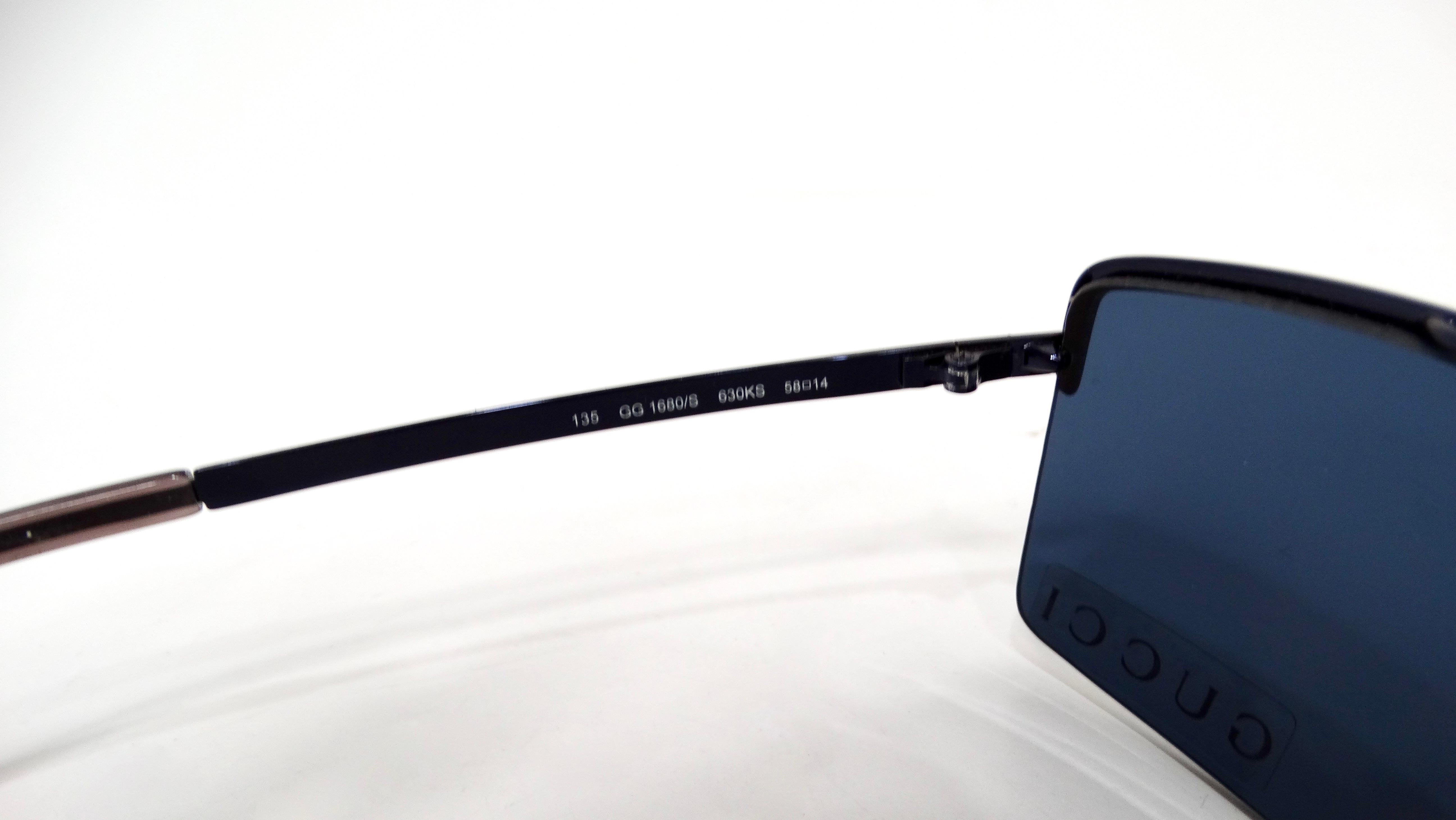 Lunettes de soleil Gucci bleu marine teintées à monture métallique rectangulaire circa Y2K en vente 1