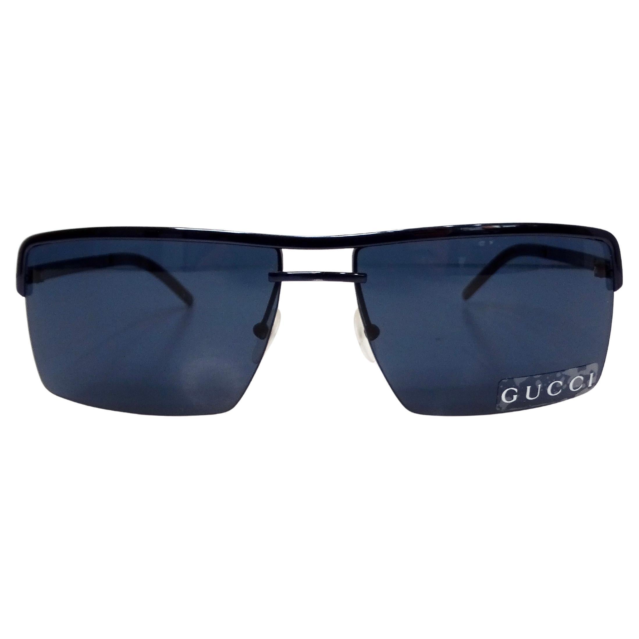 Lunettes de soleil Gucci bleu marine teintées à monture métallique rectangulaire circa Y2K en vente