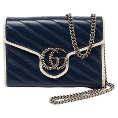 Gucci - Portefeuille GG Marmont en cuir matelassé bleu marine/blanc à motif écailles sur chaîne