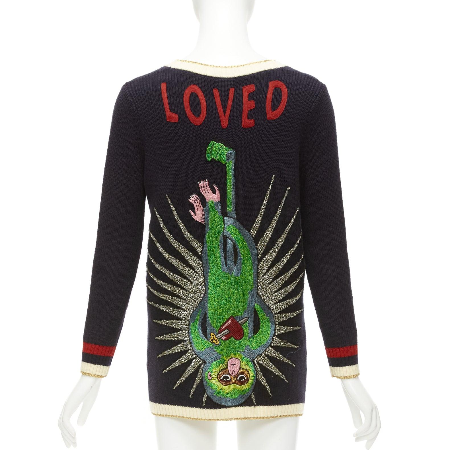GUCCI navy cream trim cotton blend GG faux pearl button cardigan XXS
Reference: EALU/A00013
Brand: Gucci
Designer: Alessandro Michele
Material: Cotton, Blend
Color: Navy, Multicolour
Pattern: Solid
Closure: Button
Extra Details: Green embroidered