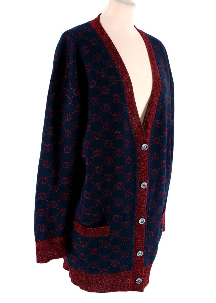 Gucci Marineblaue und rote Lurex-Intarsien-Monogramm-Strickjacke mit V-Ausschnitt in Übergröße
 

 - Marineblauer Grundton mit rotem Lurex-Metallic-Faden, der das charakteristische GG-Monogramm auf der gesamten Oberfläche bildet
 - Rote