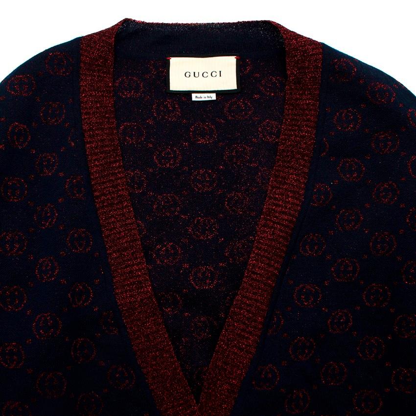 Marineblaue & rote Lurex-Strickjacke mit V-Ausschnitt und Intarsien-Monogramm von Gucci - US 6 im Zustand „Hervorragend“ in London, GB