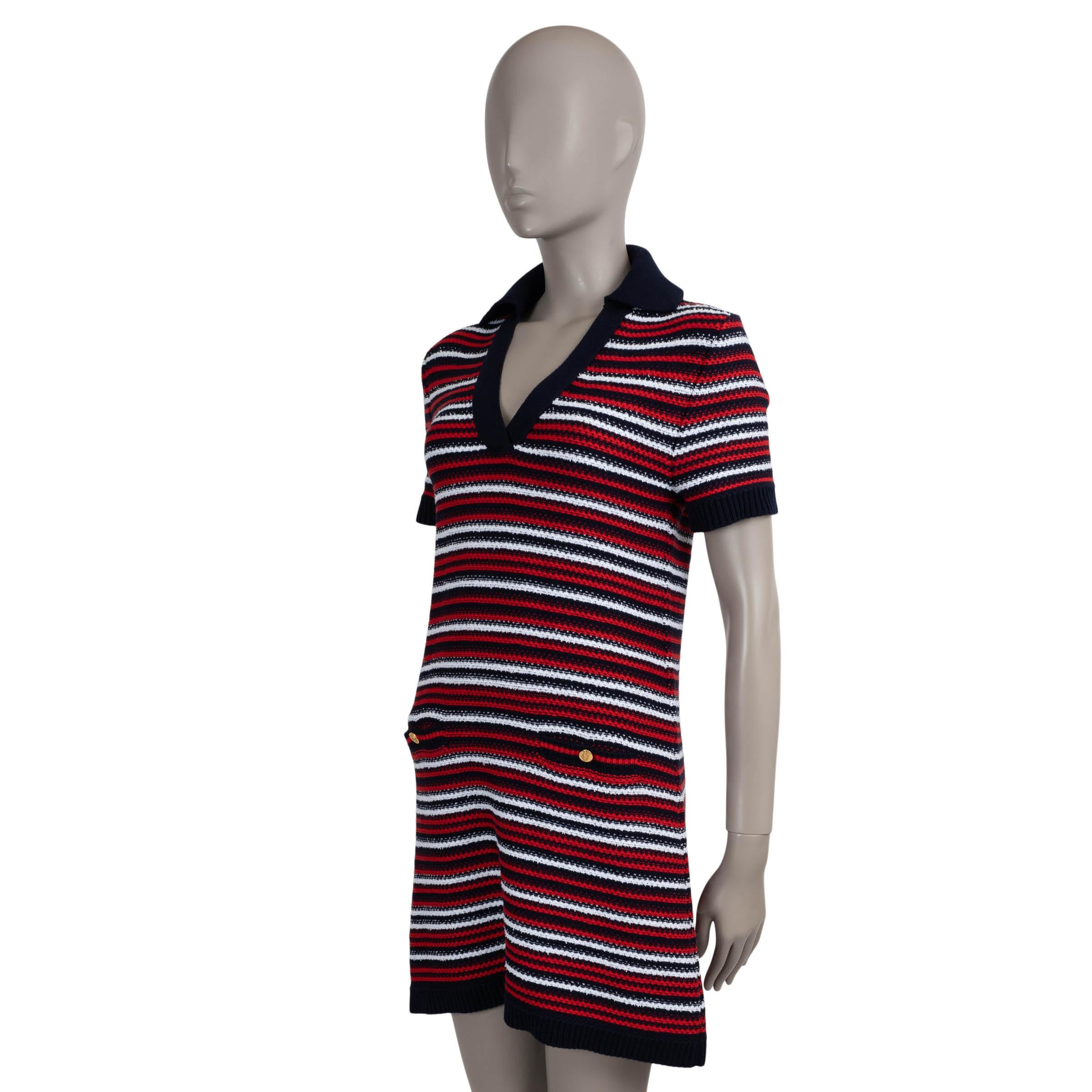 Questo abito polo Gucci, autentico al 100%, è realizzato in maglia jacquard a righe blu navy, rosse e bianche in cotone (95%) e poliammide (5%). Progettata con una silhouette aderente e sottilmente rilassata, presenta uno scollo a V con colletto a