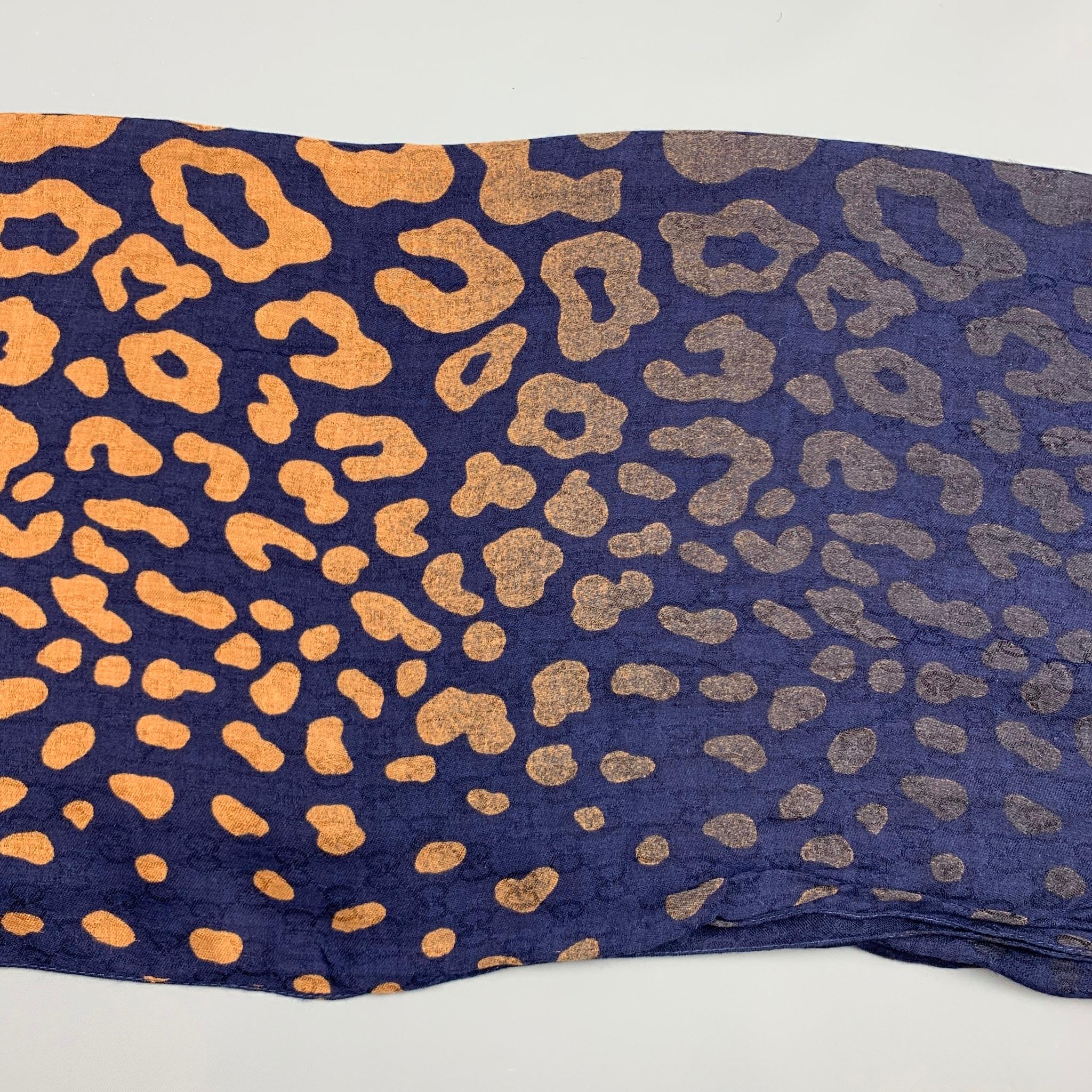 GUCCI scarf comes in a navy & tan faded logo animal print viscose blend with a fringe trim. 

Very Good Pre-Owned Condition.

Measurements:

62 in. x 27 in. 