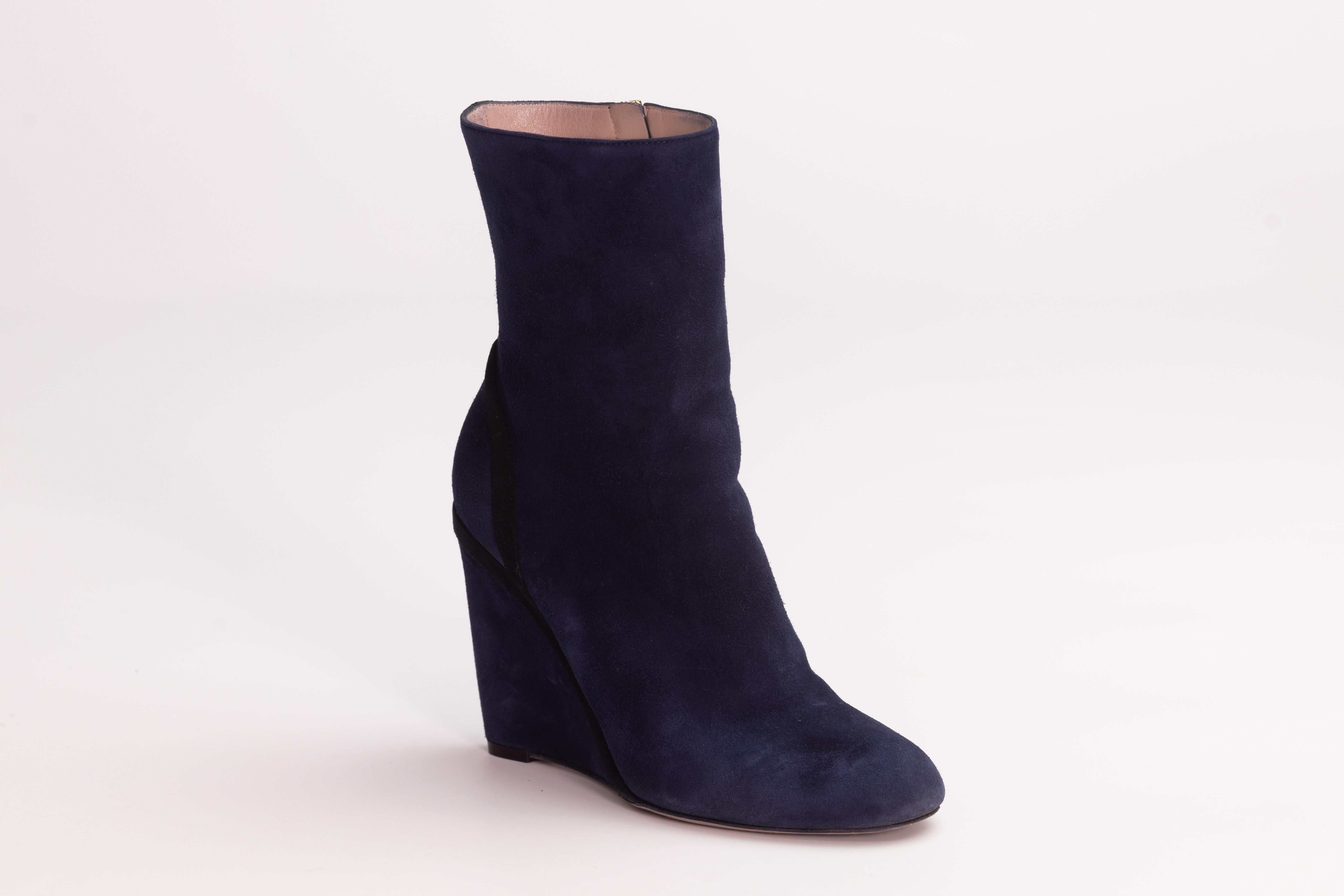 Color: Blue
Material: Suede
Model No.: 353741
Size: 38 EU / 7 US
Heel Height: 100 mm / 5”
Height of Boot Leg: 7”
Comes With: Box
Condition: Good. Scratches. And stains to the bottoms. Light marks thought out.

Made in Italy