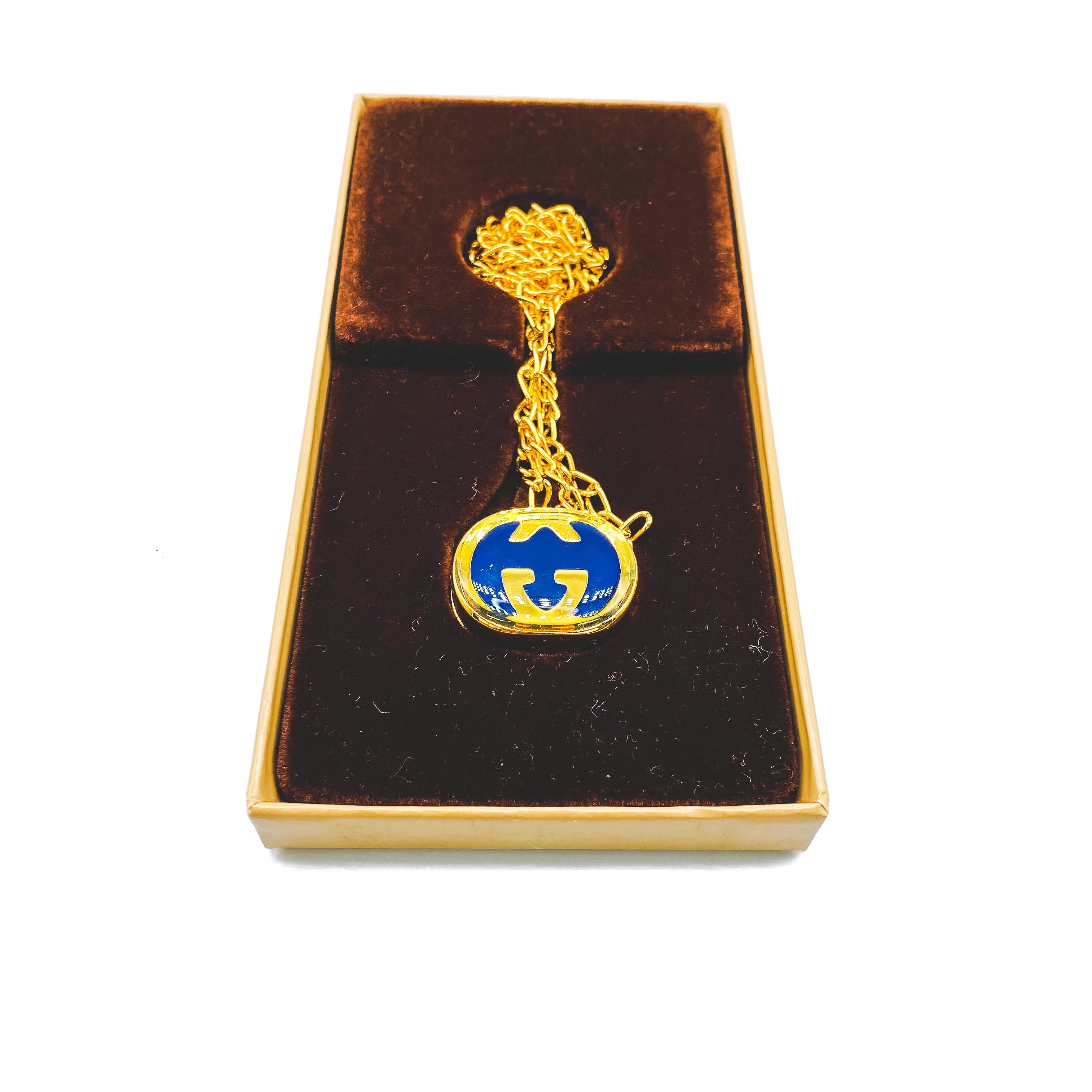 Gucci 1970s Vintage Pill Box Necklace

An amazing and rare statement piece from the 1970s Gucci archive. 

Detail
-Made in Italy in the 1970s
-Crafted from gold plated metal
-Features the iconic double G Gucci logo

Size & Fit
-Length approx 29
