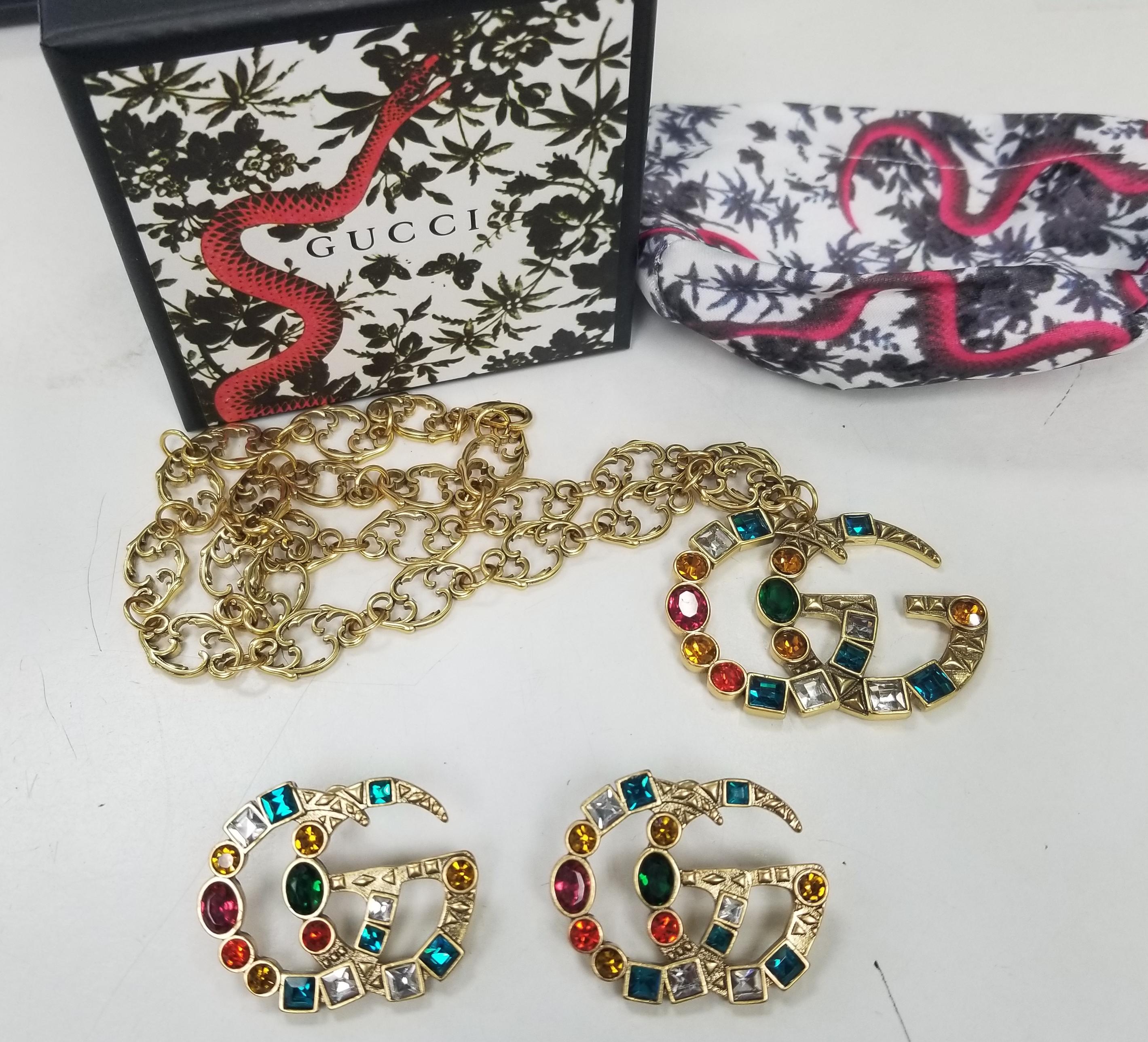 Gucci Necklace, Bracelet & Earrings Set Marmont GG Crystal And Gold Plated
Gucci Necklace, Bracelet & Earrings marmont gg crystal and gold plated. Multicolor crystals. Good condition. GG : 8 cm x 10 cm Length : 48cm
Gold & Multi Colored Crystal
