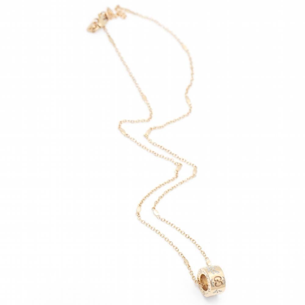 GUCCI Italian design necklace, Icon Blossom collection in gold and enamel for women. Adorned with the GG motif, the distinctive emblem of the brand. 18kt Rose Gold clasp. 7,35 grams. Measures: Chain length 44cm, Pendant width 8mm. Brand new.