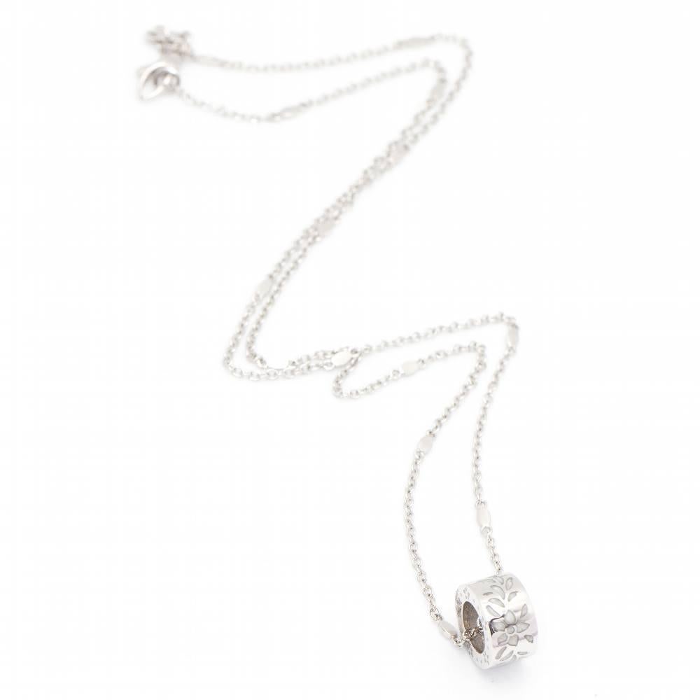 GUCCI Italian design necklace, Icon Blossom collection in gold and enamel for women. Adorned with the GG motif, the distinctive emblem of the firm  Carabiner clasp  18kt white gold  6,95 grams  Measures: Chain length 44,5 cm, Pendant width 8mm 