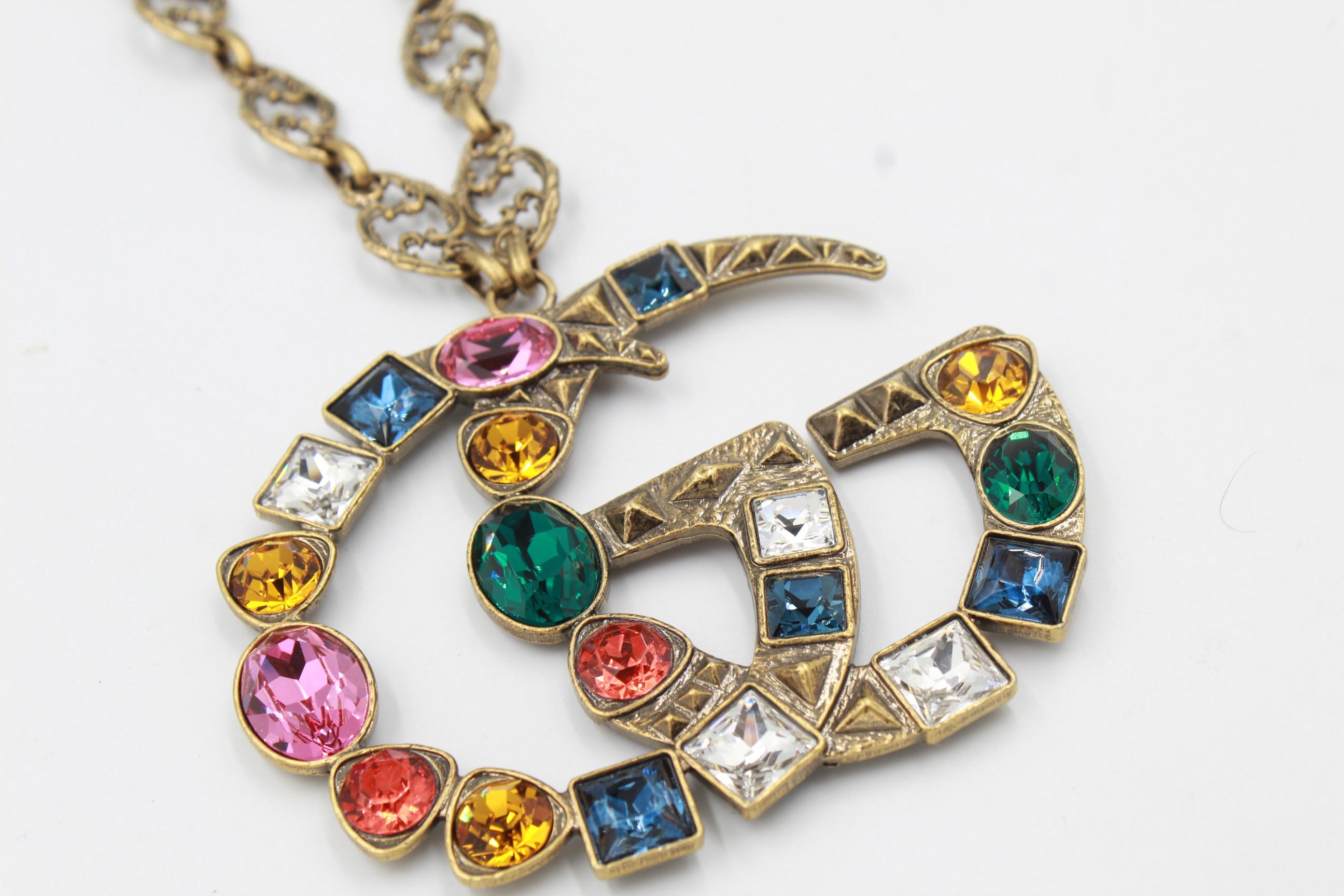Gucci necklace marmont gg crystal and gold plated.
Multicolor crystals.
Good condition.
GG : 8 cm x 10 cm
Length : 48cm
