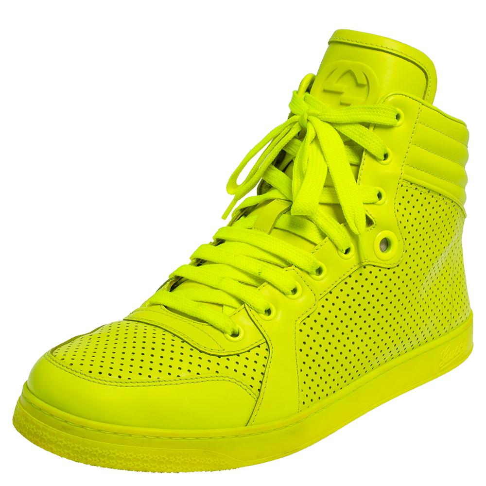 Diese stylischen High-Top-Sneaker von Gucci wurden in Italien gefertigt. Sie sind aus hochwertigem Leder gefertigt und haben ein perforiertes Design. Sie haben einen neongrünen Farbton und sind mit Schnürsenkeln, dem GG Logo auf der Zunge,