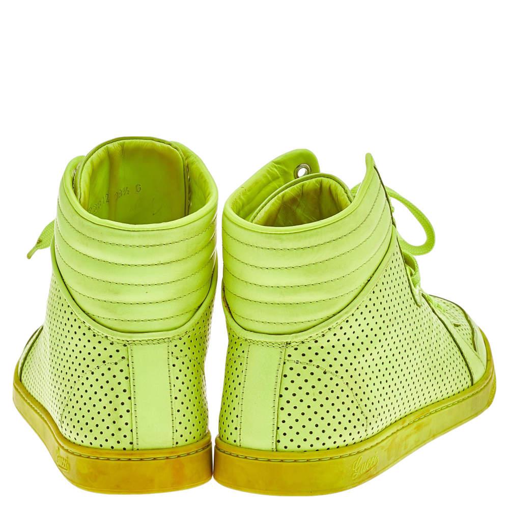 Gucci - Baskets montantes à lacets en cuir perforé vert fluo, taille 38,5 Pour femmes en vente