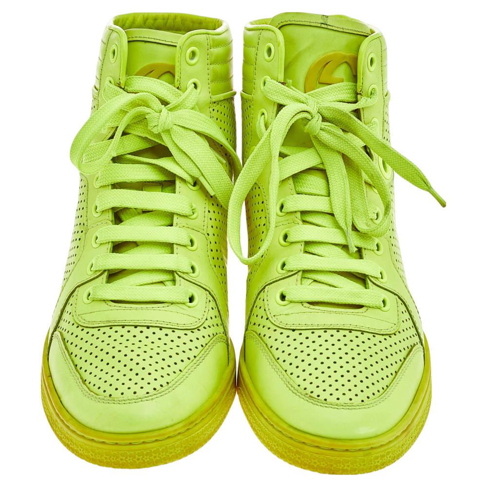 Gucci - Baskets montantes à lacets en cuir perforé vert fluo, taille 38,5 en vente 2