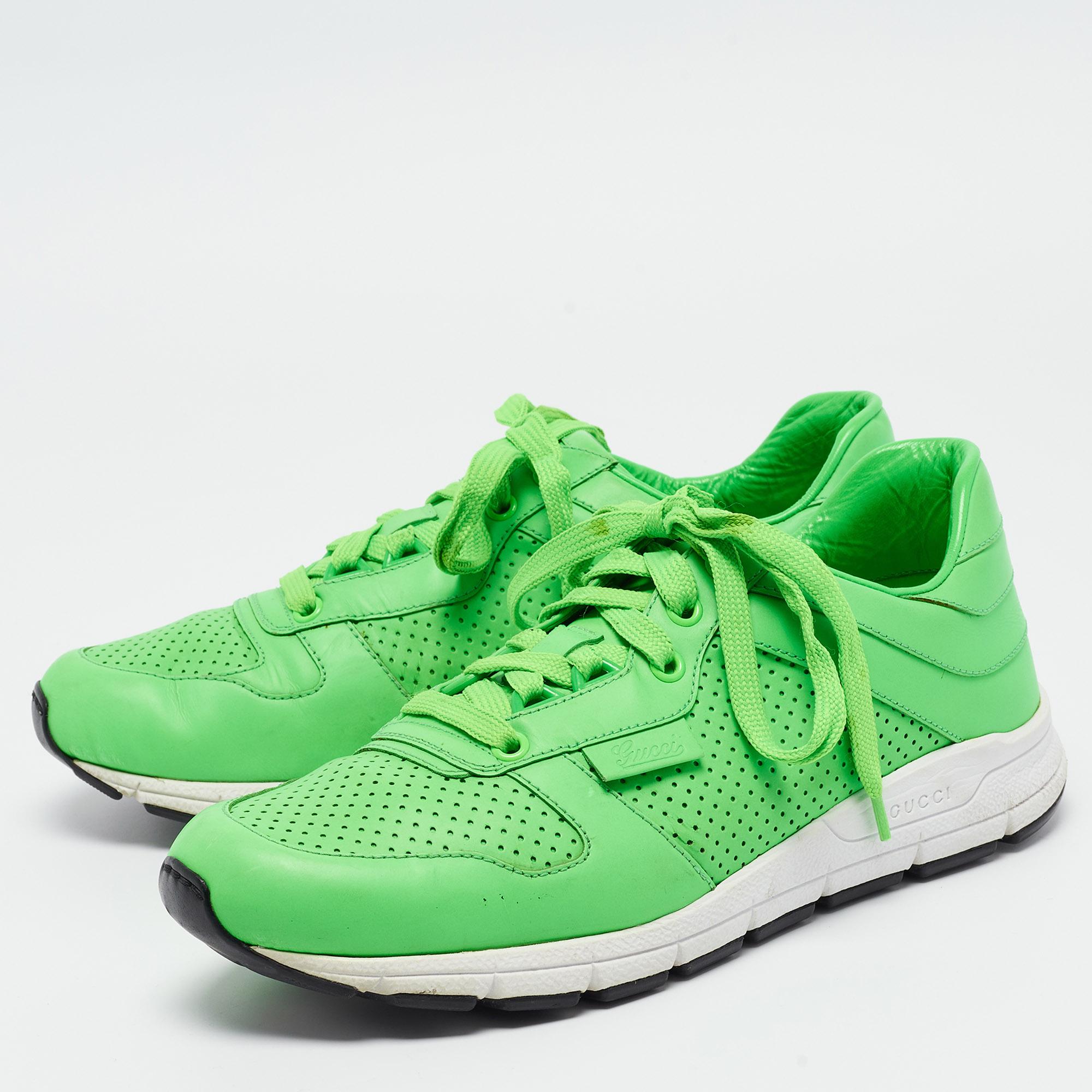 Dai un tocco chic al tuo abbigliamento con questo paio di sneakers firmate. La creazione è cucita perfettamente per aiutarvi a farvi notare a lungo.