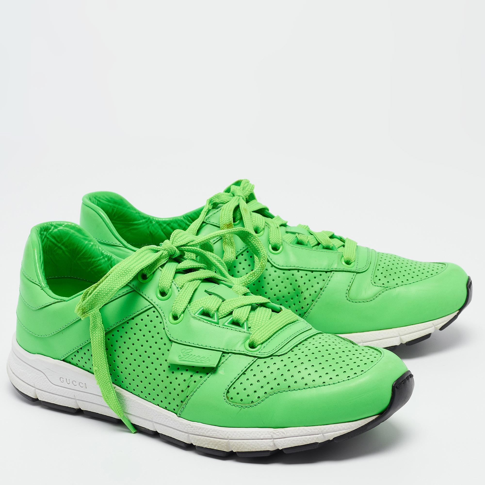 Gucci, scarpe da ginnastica basse in pelle traforata color verde neon, misura 40,5 In condizioni buone in vendita a Dubai, Al Qouz 2