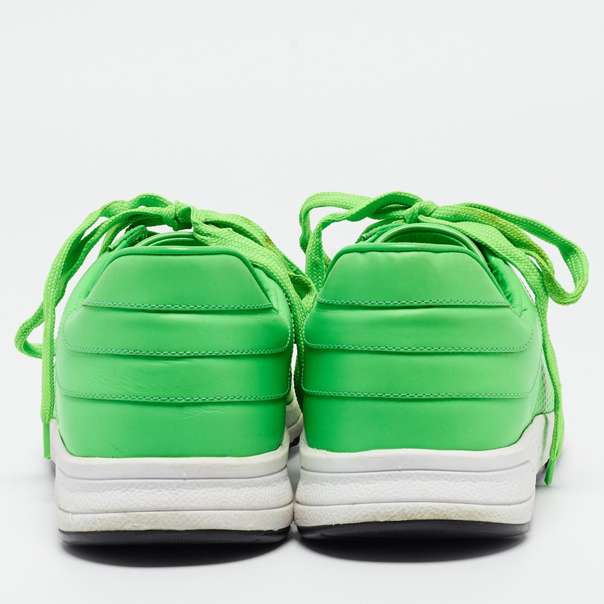 Uomo Gucci, scarpe da ginnastica basse in pelle traforata color verde neon, misura 40,5 in vendita