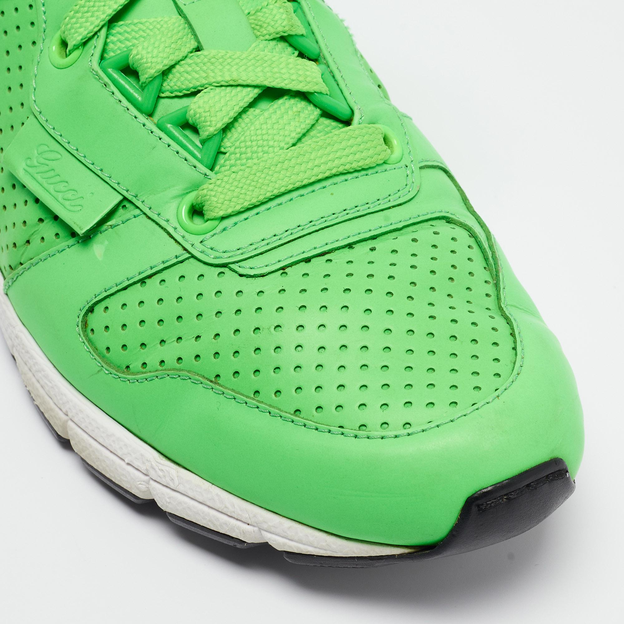 Gucci, scarpe da ginnastica basse in pelle traforata color verde neon, misura 40,5 in vendita 2